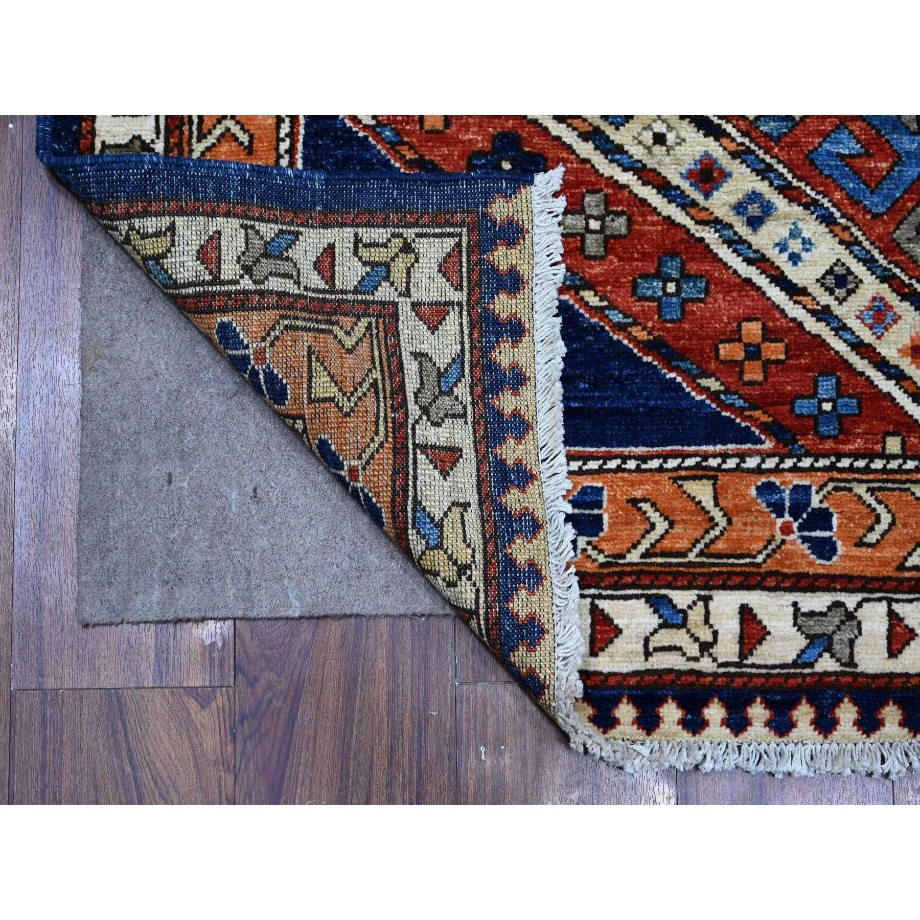 Dies ist eine wirklich echte one-of-a-kind Afghan mit geometrischen Dorf-Design, handgeknüpft, reine Wolle, Orientteppich. Es wurde monatelang von erfahrenen Kunsthandwerkern in jahrhundertealten Webtechniken geknüpft.
Primäre MATERIALIEN: