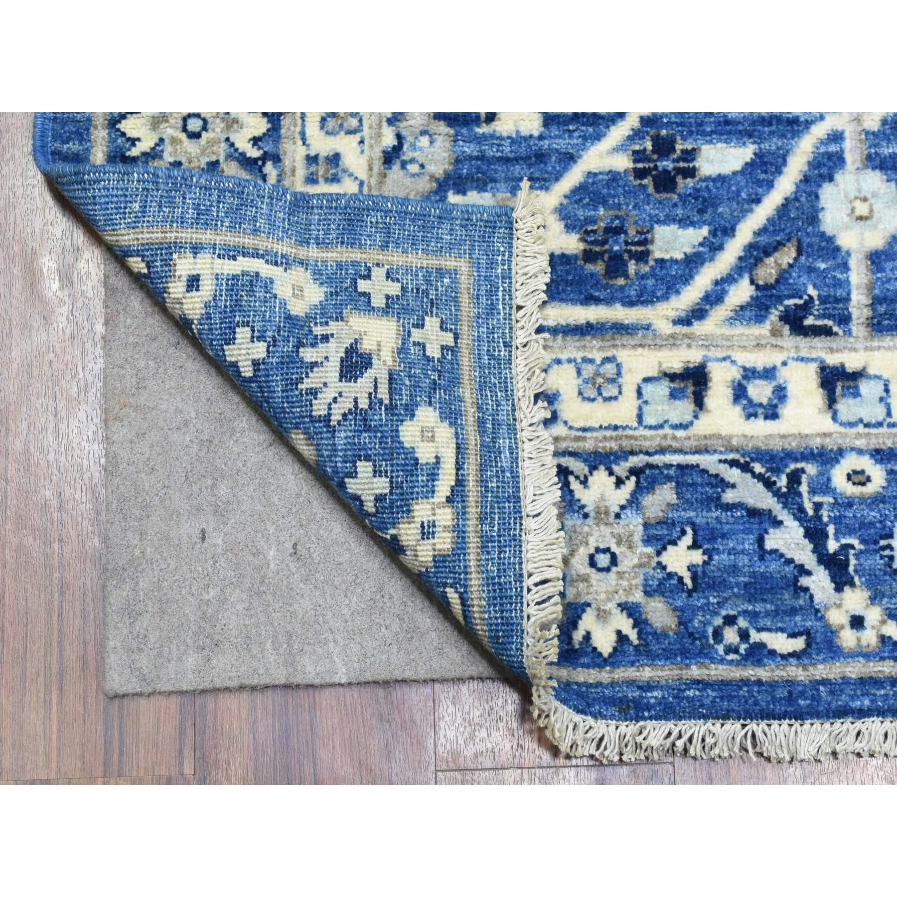 Dies ist eine wirklich echte one-of-a-kind Kobaltblau, fein Peshawar mit Heriz Design, natürliche Farben dicht gewebt, weiche organische Wolle handgeknüpft, breite Läufer Orientteppich. Es wurde monatelang in jahrhundertealter Webkunst geknüpft.