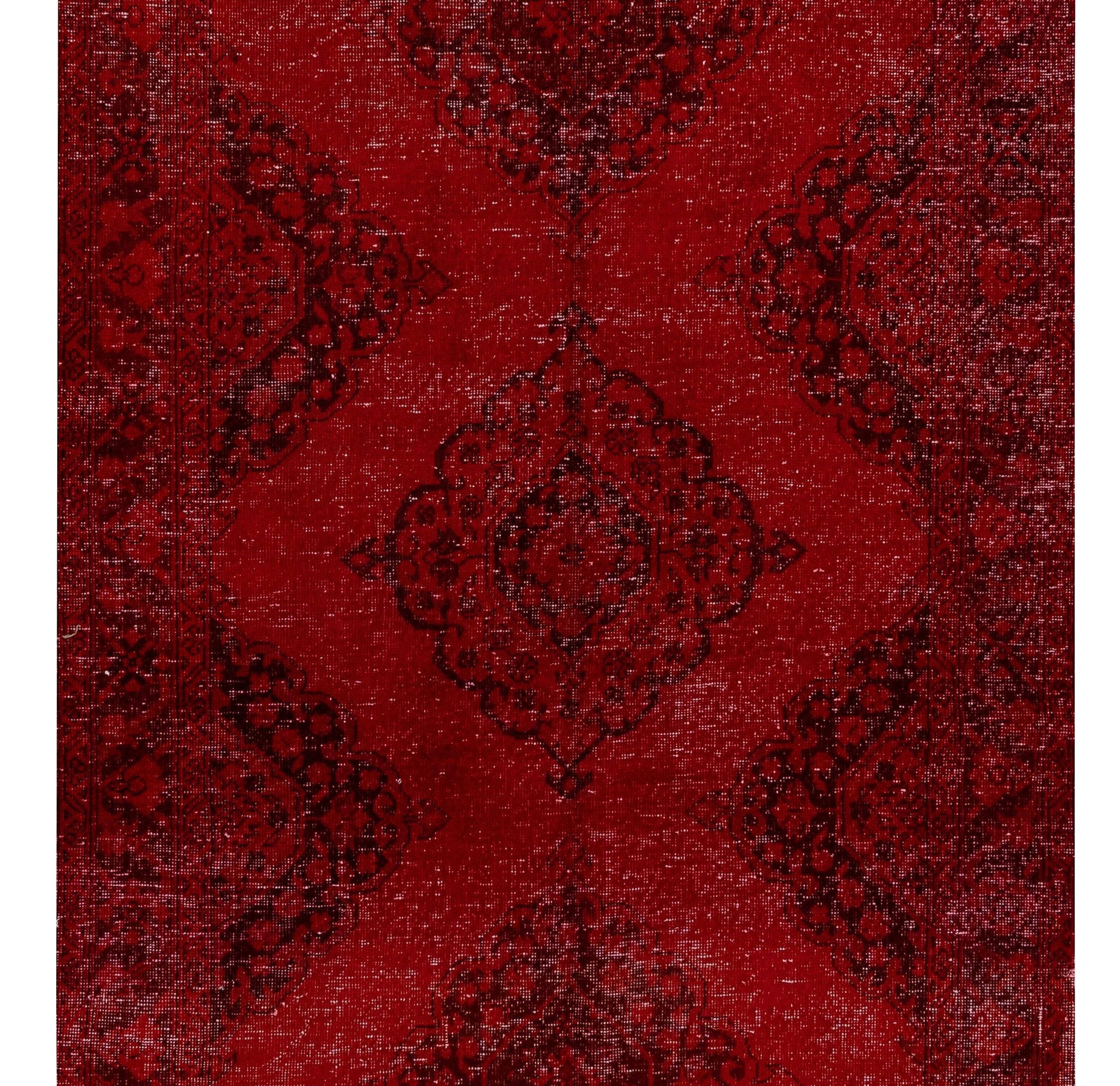 Ein türkischer Läufer im Vintage-Stil, der in Rot neu gefärbt wurde und sich hervorragend für zeitgenössische Interieurs eignet. Maße: 4,3 x 13,5 ft.
Fein handgeknüpft, niedriger Wollflor auf Baumwollbasis. Professionell gewaschen.
Robust und
