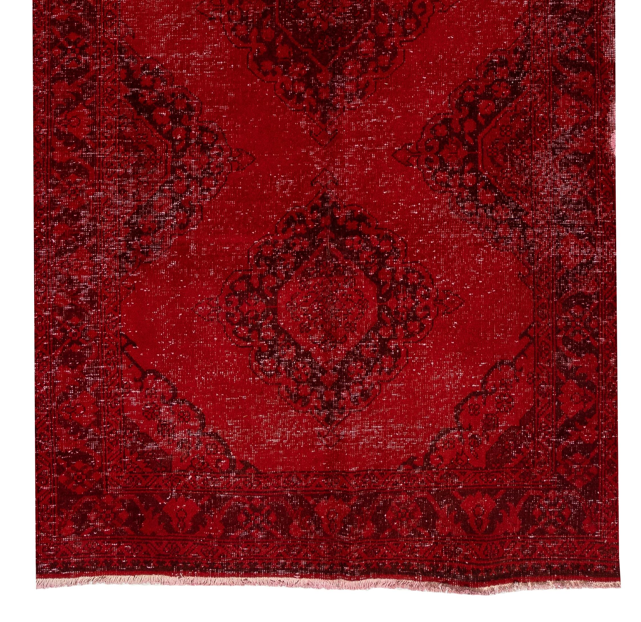 Handgefertigter türkischer Läufer 4.3x13.5 Ft. Moderner burgunderroter Corridor-Teppich (Handgewebt) im Angebot