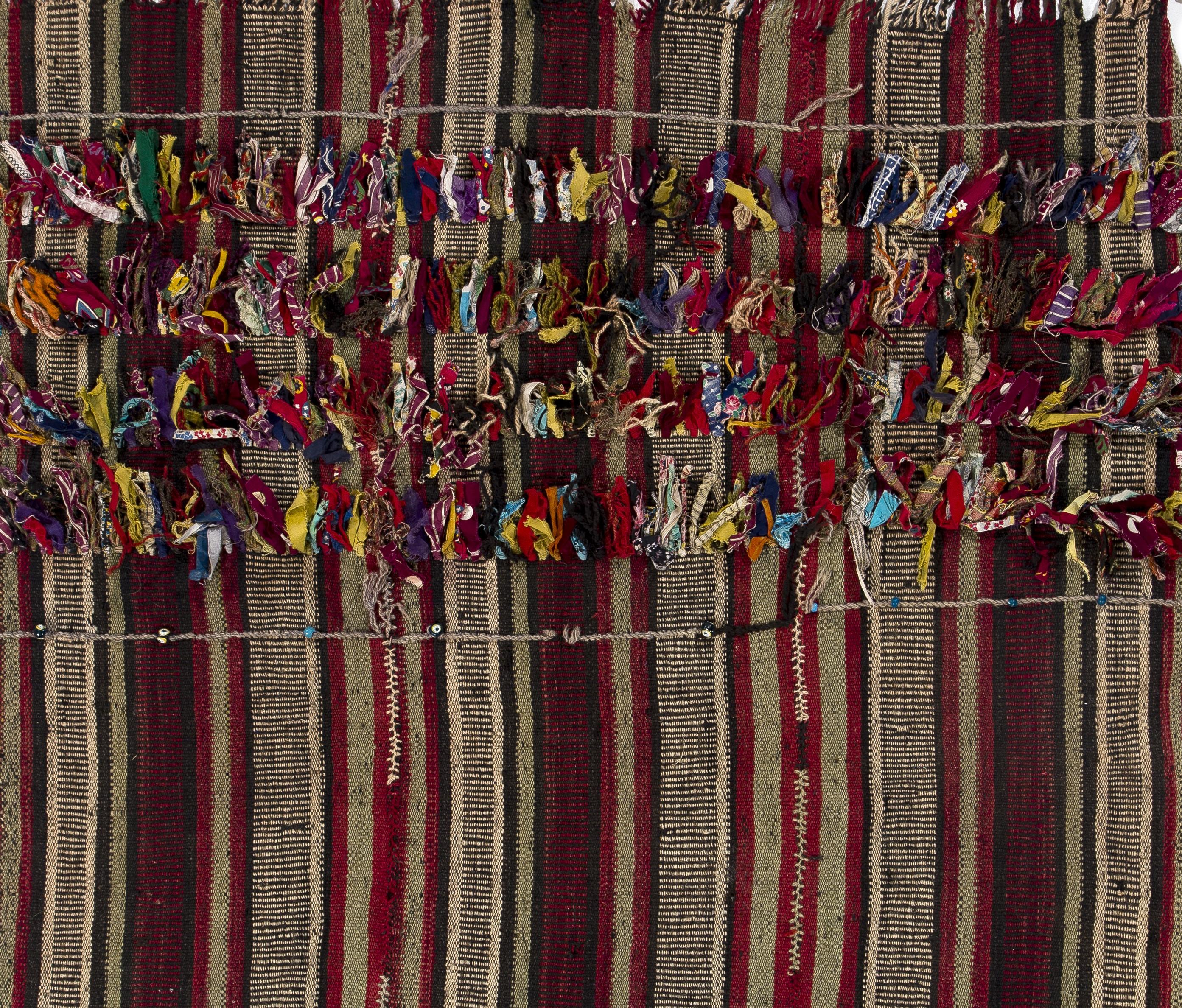 4.2x5 Ft Handgefertigter türkischer Wollkilim mit bunten Poms, Volkskunst, Wandbehang (Türkisch) im Angebot