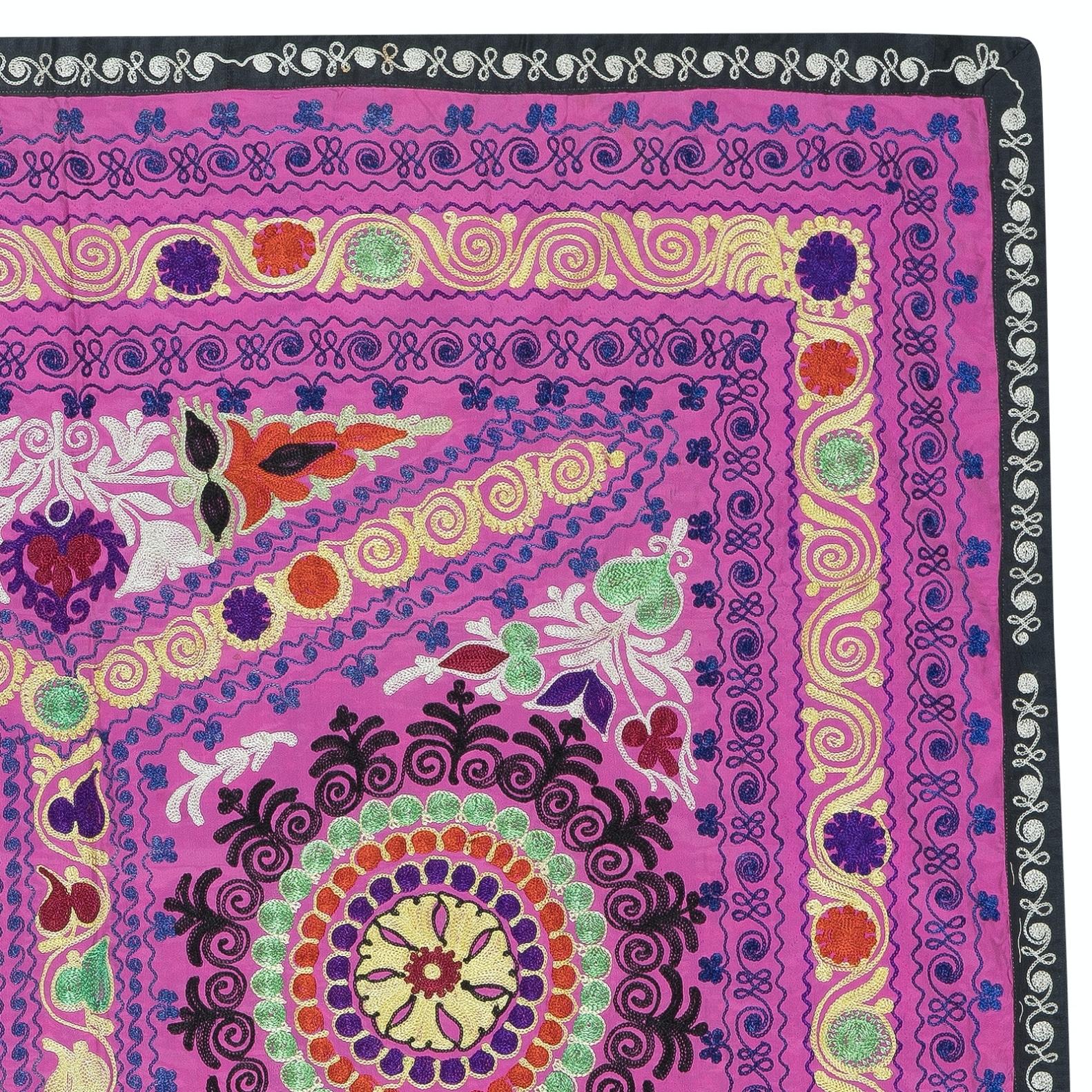 Suzani 4.3x5.3 Ft Soie brodée, suspension murale en coton. Couvre-lit rose. Nouvelle nappe en vente