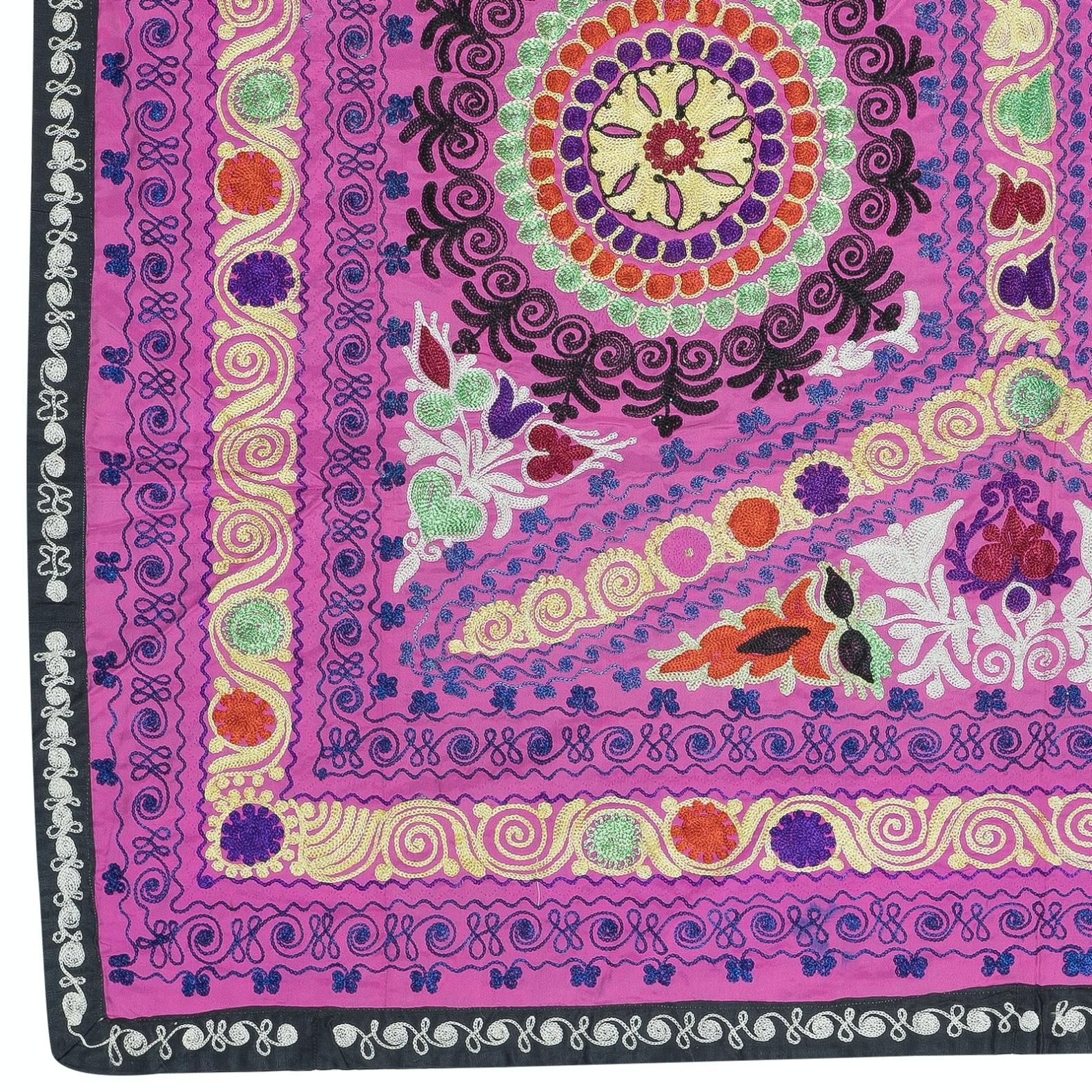 Centrasiatique 4.3x5.3 Ft Soie brodée, suspension murale en coton. Couvre-lit rose. Nouvelle nappe en vente