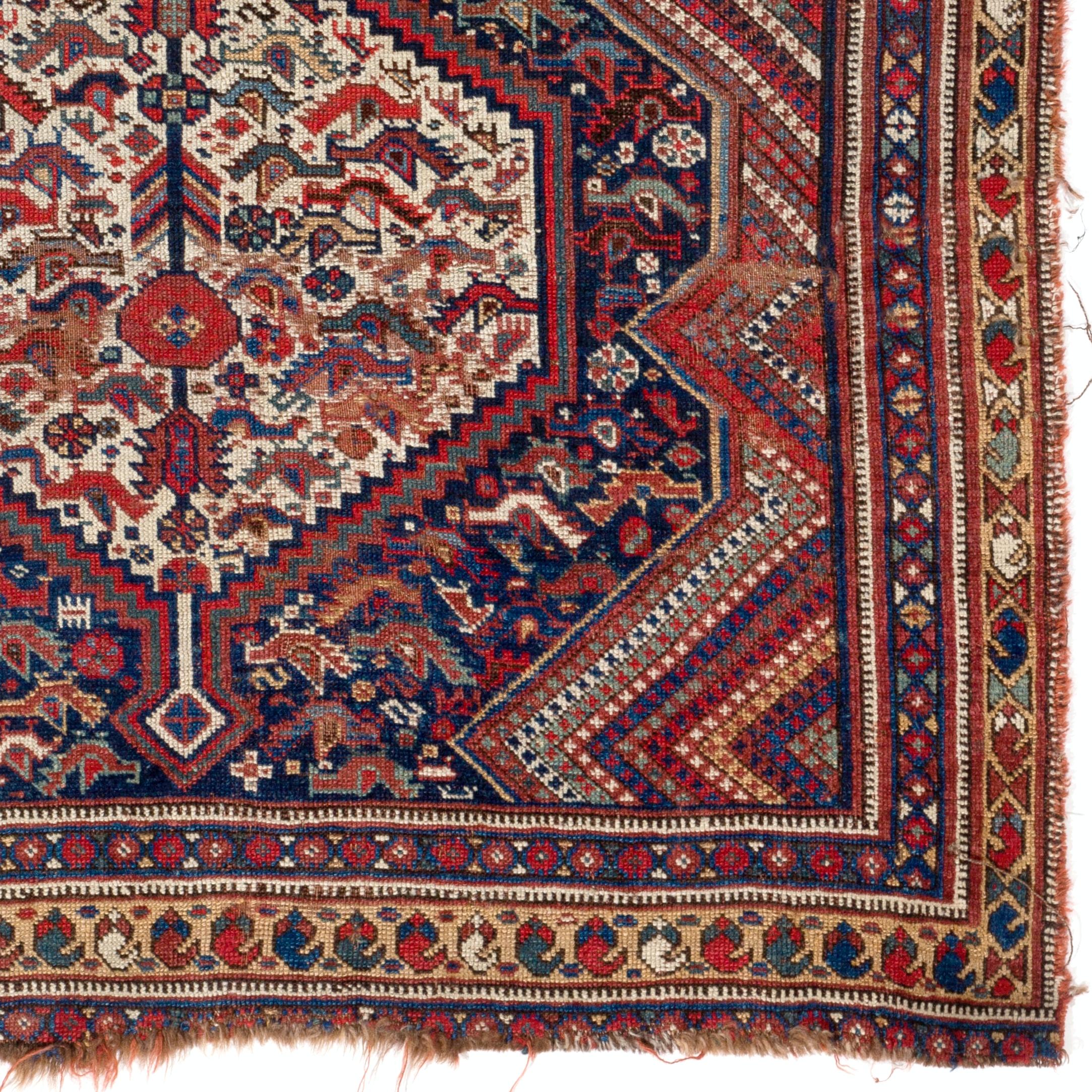 Antiker persischer Schiraz-Gaschgai-Teppich, handgeknüpft vom Hirtennomadenvolk der Gaschgai im 19. Jahrhundert, hergestellt aus Wolle auf Wollbasis und natürlichen Pflanzenfarben. 
