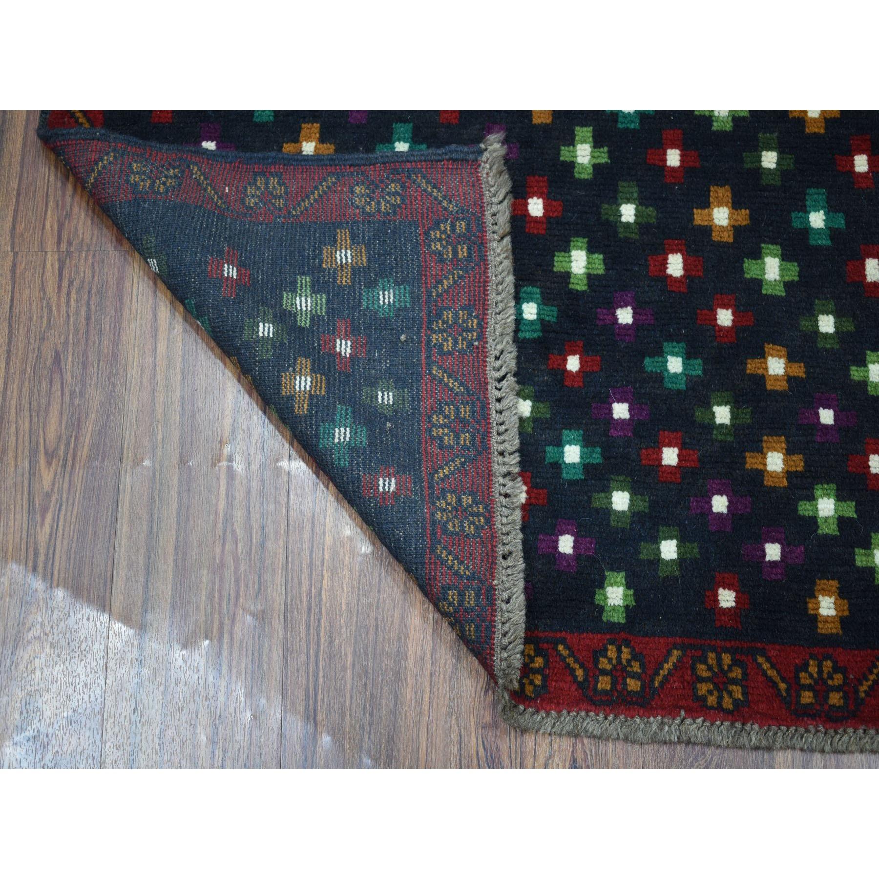 Il s'agit d'un véritable tapis d'Orient en pure laine nouée à la main, de couleur bleue et au design coloré, de type Afghan Baluch. Il a été tissé pendant des mois et des mois selon les techniques séculaires de l'artisanat persan par des artisans
