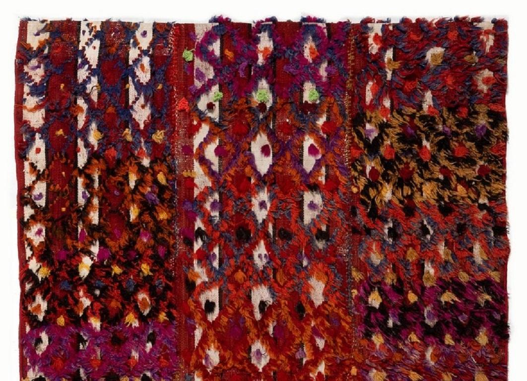 Esta animada alfombra tejida a mano fue fabricada por aldeanos kurdos de Turquía Central para su uso diario en el tercer cuarto del siglo XX. Estos espléndidos tejidos de época se utilizaban de diversas formas, como colgaduras de pared, cubrecamas,