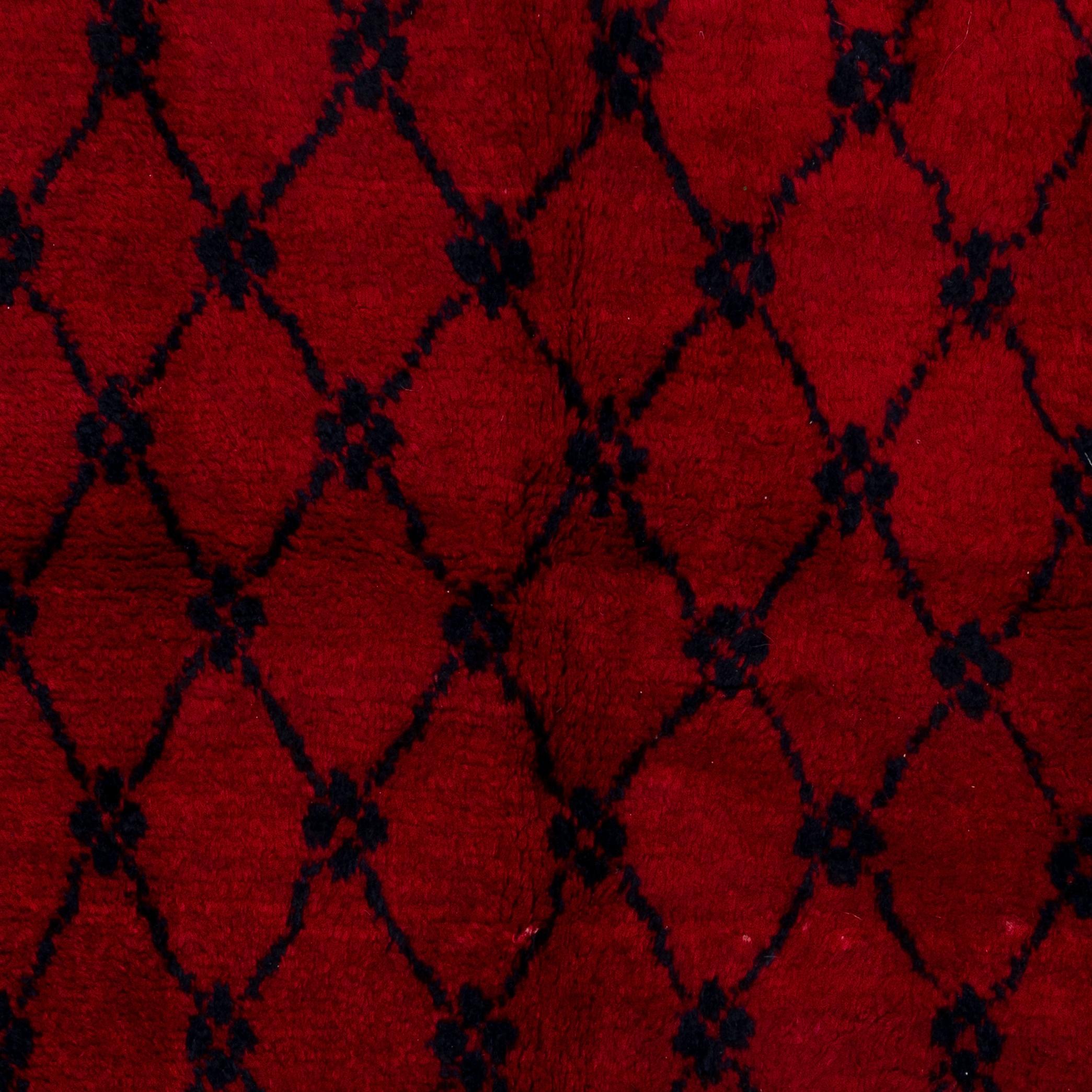 Handgefertigter türkischer Vintage Tulu-Teppich in Burgunderrot und Dunkelblau in 4.3x6 Ft aus Wolle (Türkisch) im Angebot