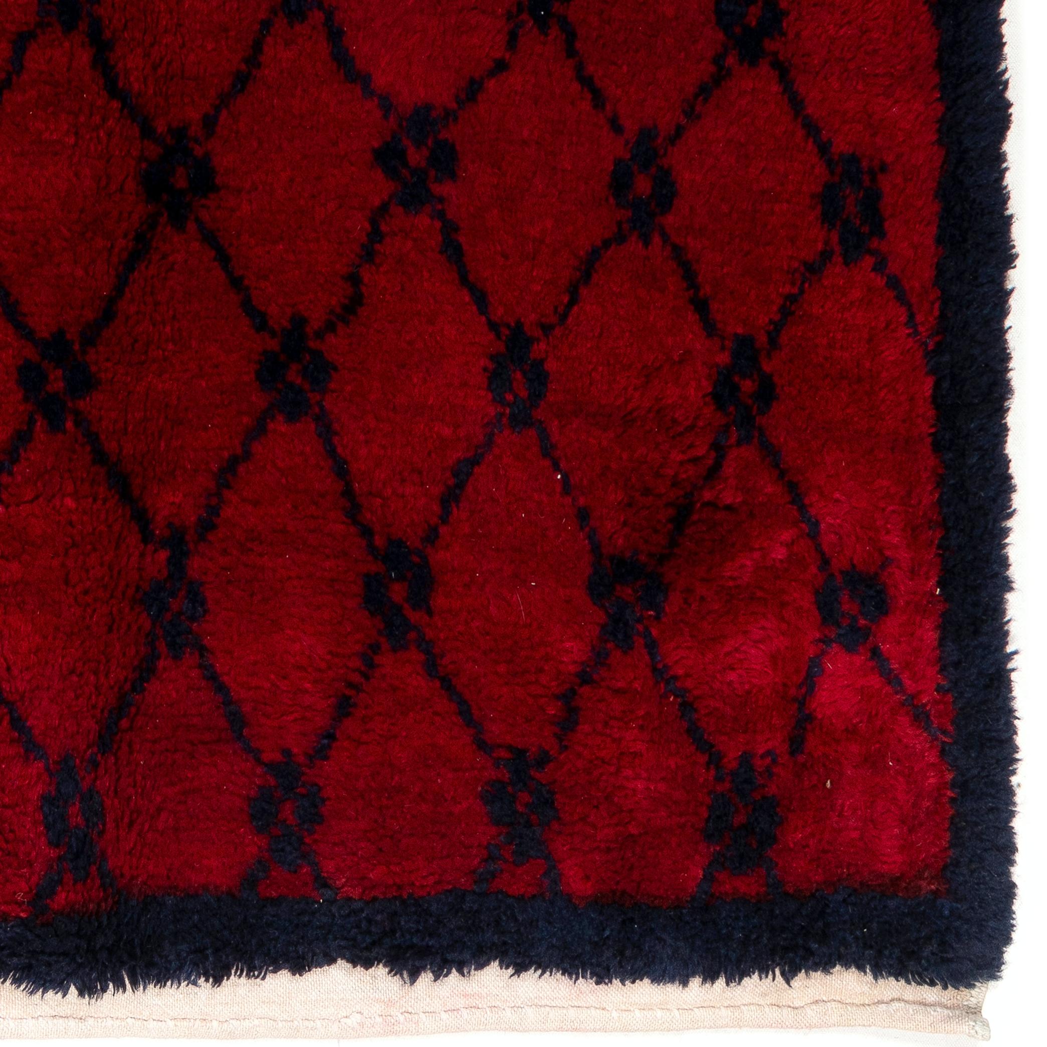 Handgefertigter türkischer Vintage Tulu-Teppich in Burgunderrot und Dunkelblau in 4.3x6 Ft aus Wolle (Handgeknüpft) im Angebot