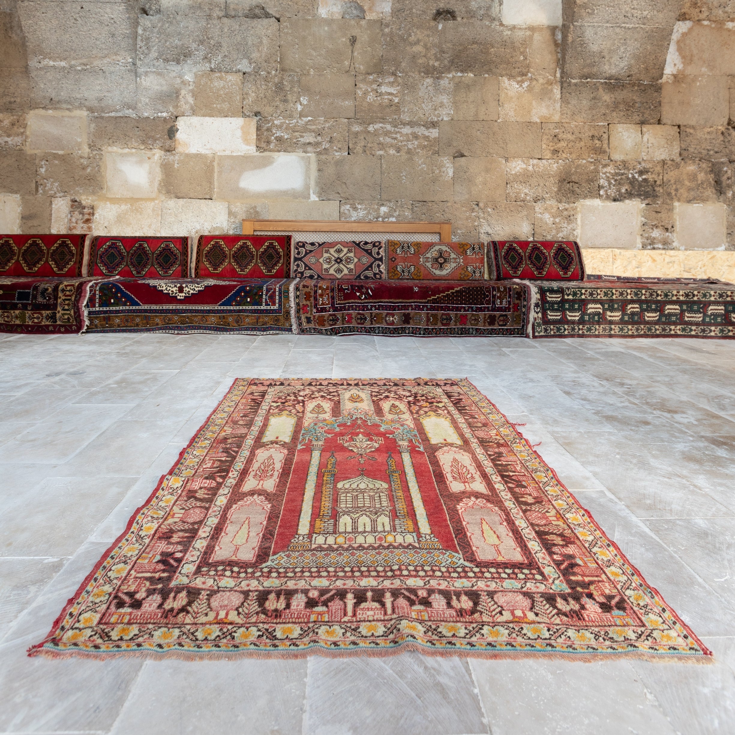 Semi antiker handgefertigter Cappadocia-Woll-Gebetteppich mit 4.3x6 Fuß aus der Türkei. Um 1940