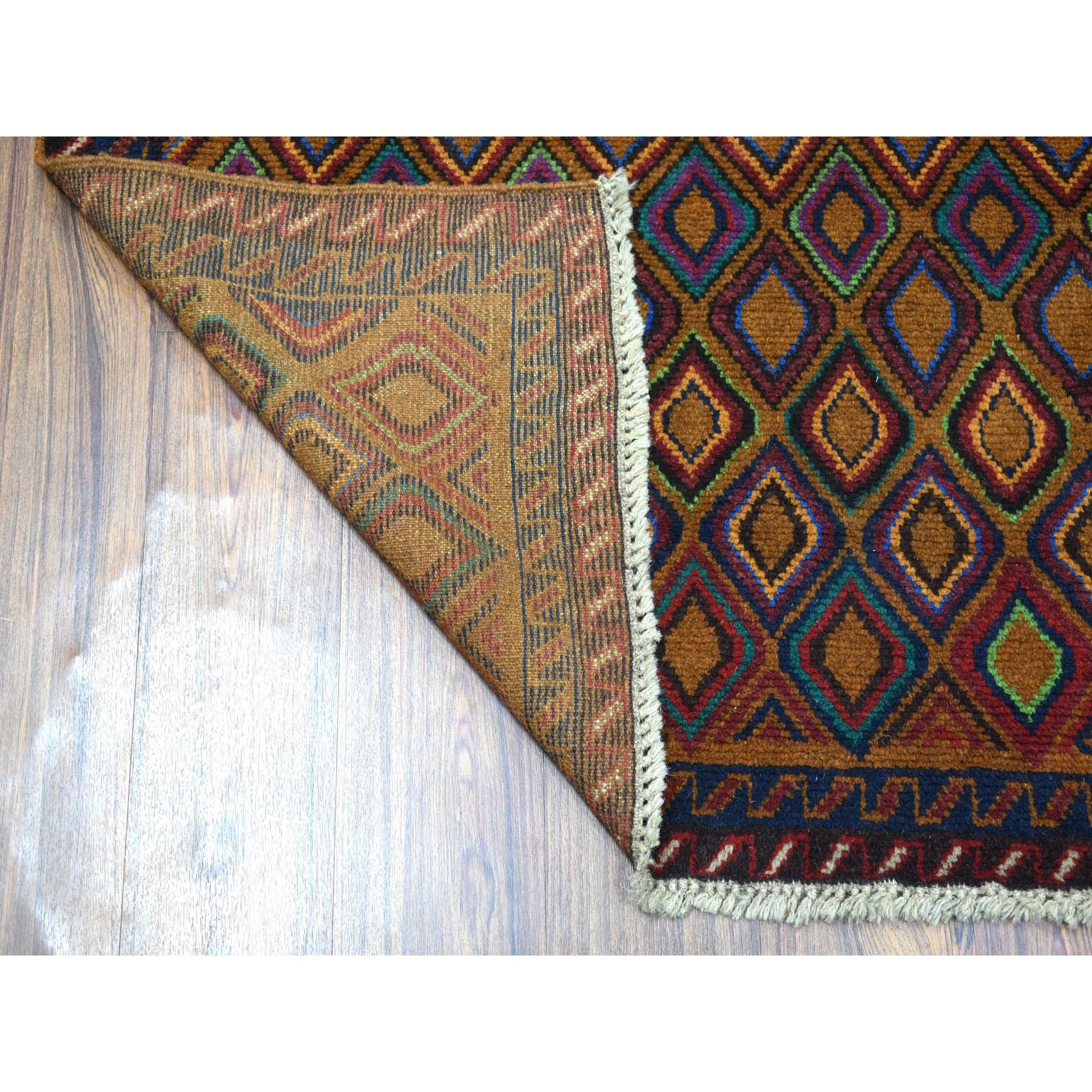 Si tratta di un autentico esemplare unico di tappeto orientale marrone dal design tribale colorato afgano Baluch in pura lana annodato a mano. È stato tessuto per mesi e mesi secondo le secolari tecniche di tessitura persiane da esperti