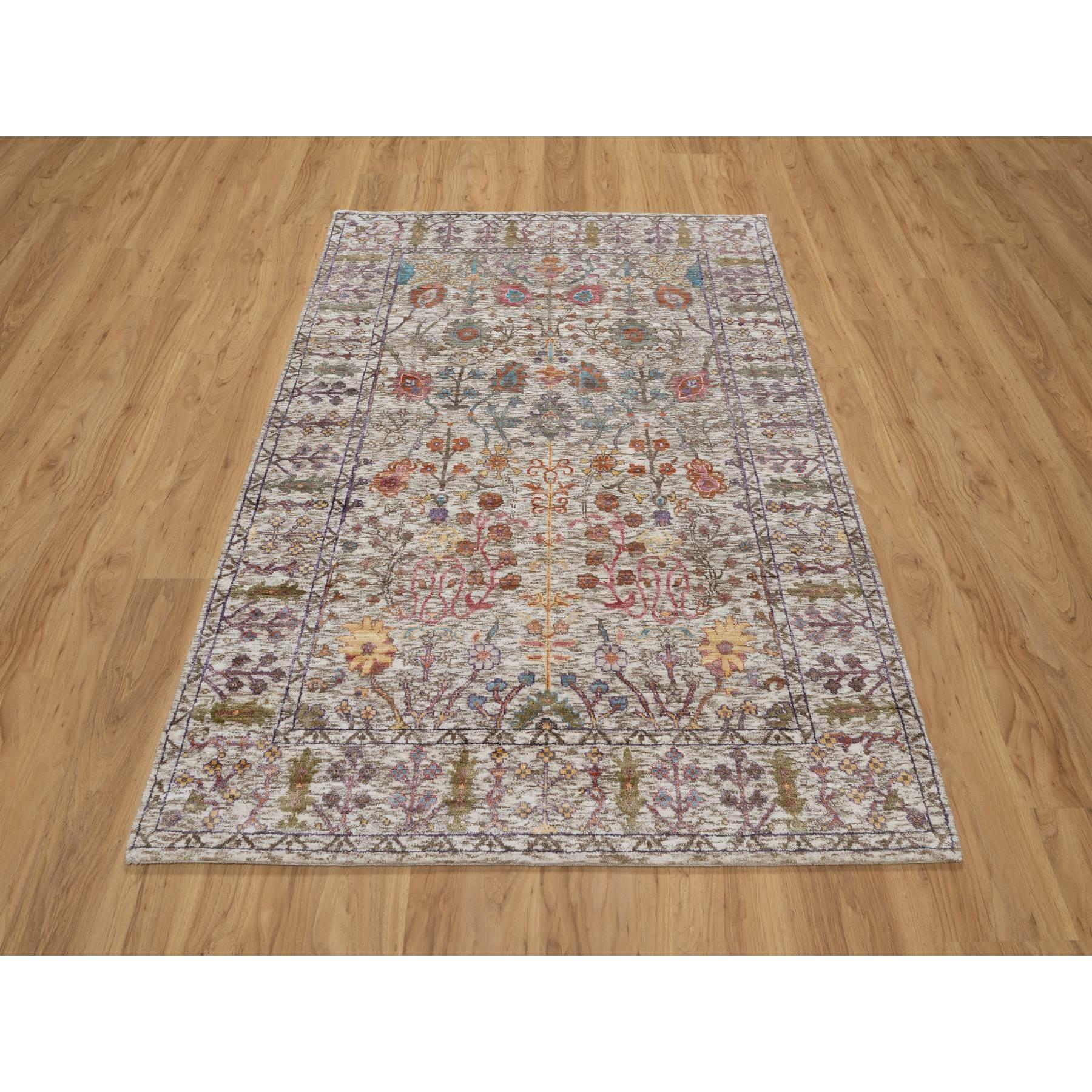 Schneeweiß mit Braun, Directional Vase Design, Seide mit texturierter Wolle, Handgeknüpft, Orientteppich
Primäre MATERIALIEN: Wolle & Seide
Latex: Kein Flor 
Höhe: 0,25 Zoll
Stil: Transitional
Grundfarbe: Elfenbein
Sekundäre Farben: Rot, Orange,