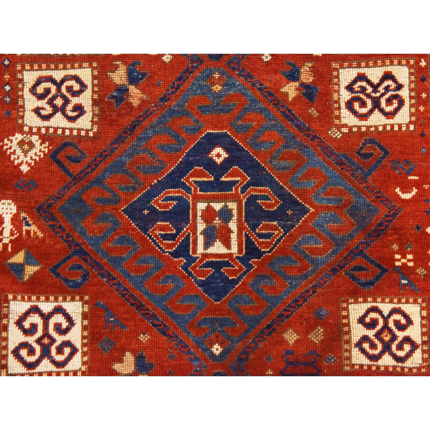 Prismatisches Rot, antiker kaukasischer Kazak mit geometrischem Design, guter Zustand, handgeknüpft, sauber, Seiten und Enden professionell gesichert, 100% Wolle, Orientteppich
Primäre MATERIALIEN: Wolle
Latex: Kein Flor 
Höhe: 0,25 Zoll
Stil: