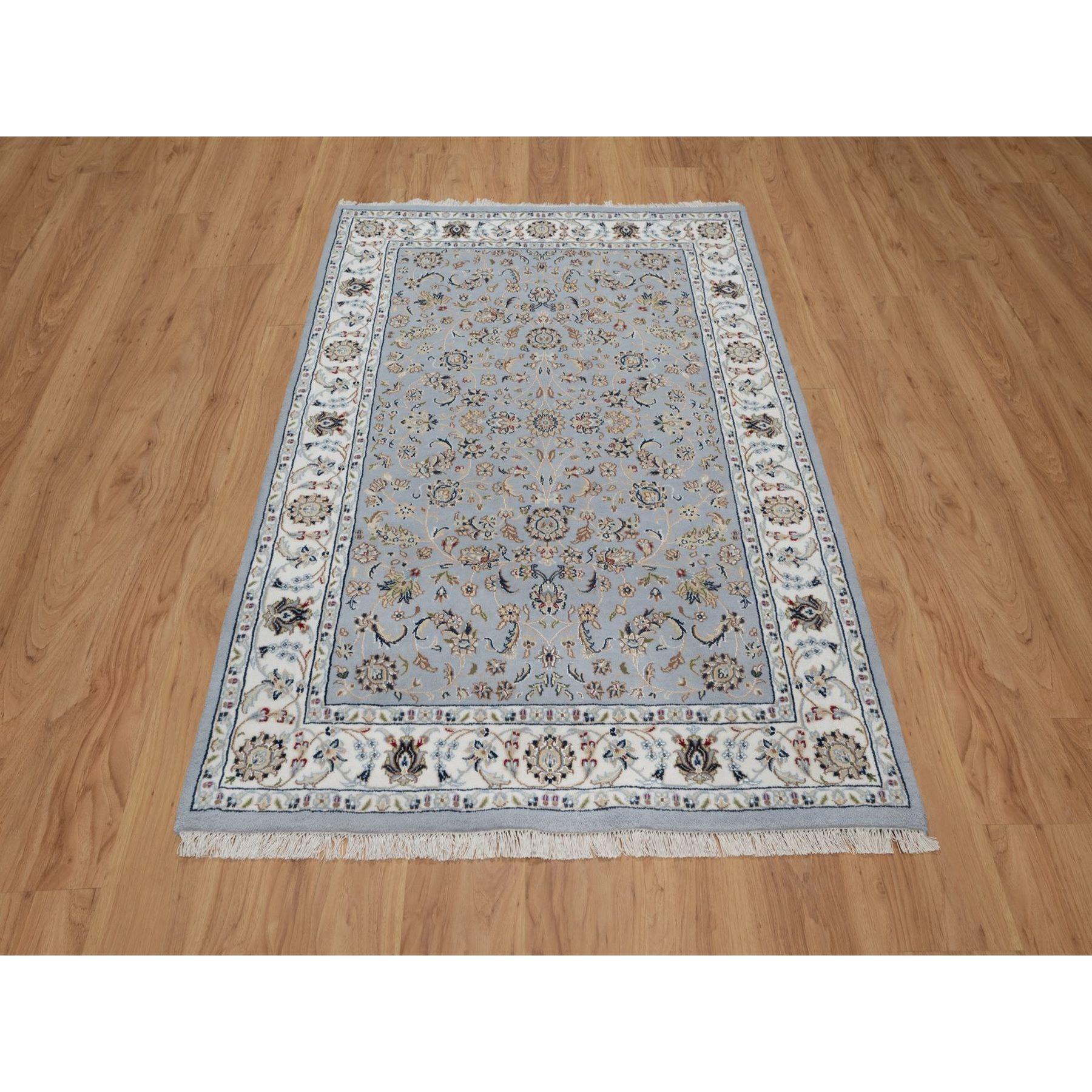 Azzurro, Lana e seta, Nain con design floreale all over, 250 KPSI, Pile morbido, Annodato a mano, Tappeto orientale
Materiali primari: Lana e seta
Lattice: No Pile 
altezza: 0,25 pollici
Stile: Tradizionale
Colore primario: Blu
Colori secondari: