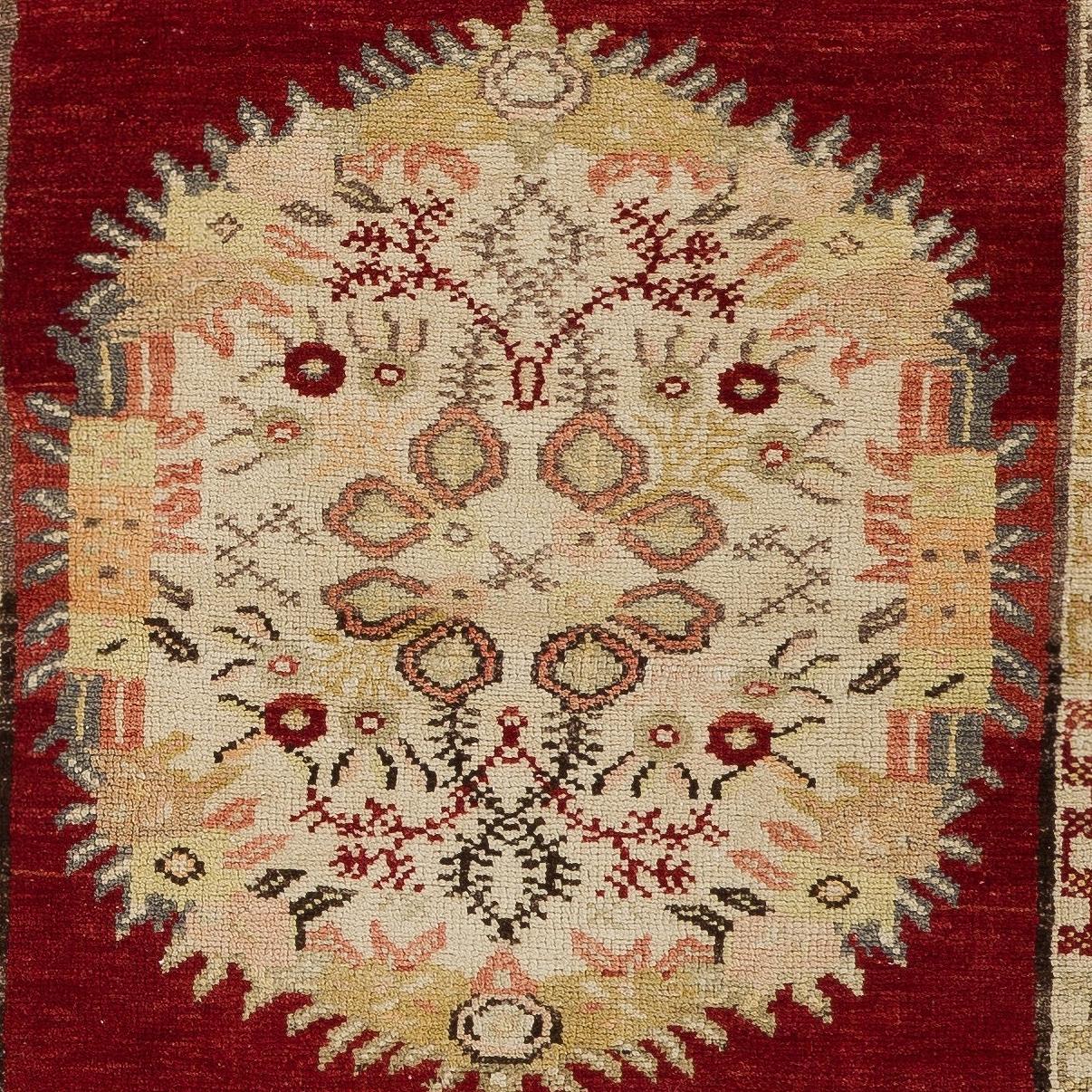 Handgefertigter türkischer Akzent-Teppich in Rot und Elfenbein, 4.3x6.6 Ft, Unikat (Türkisch) im Angebot