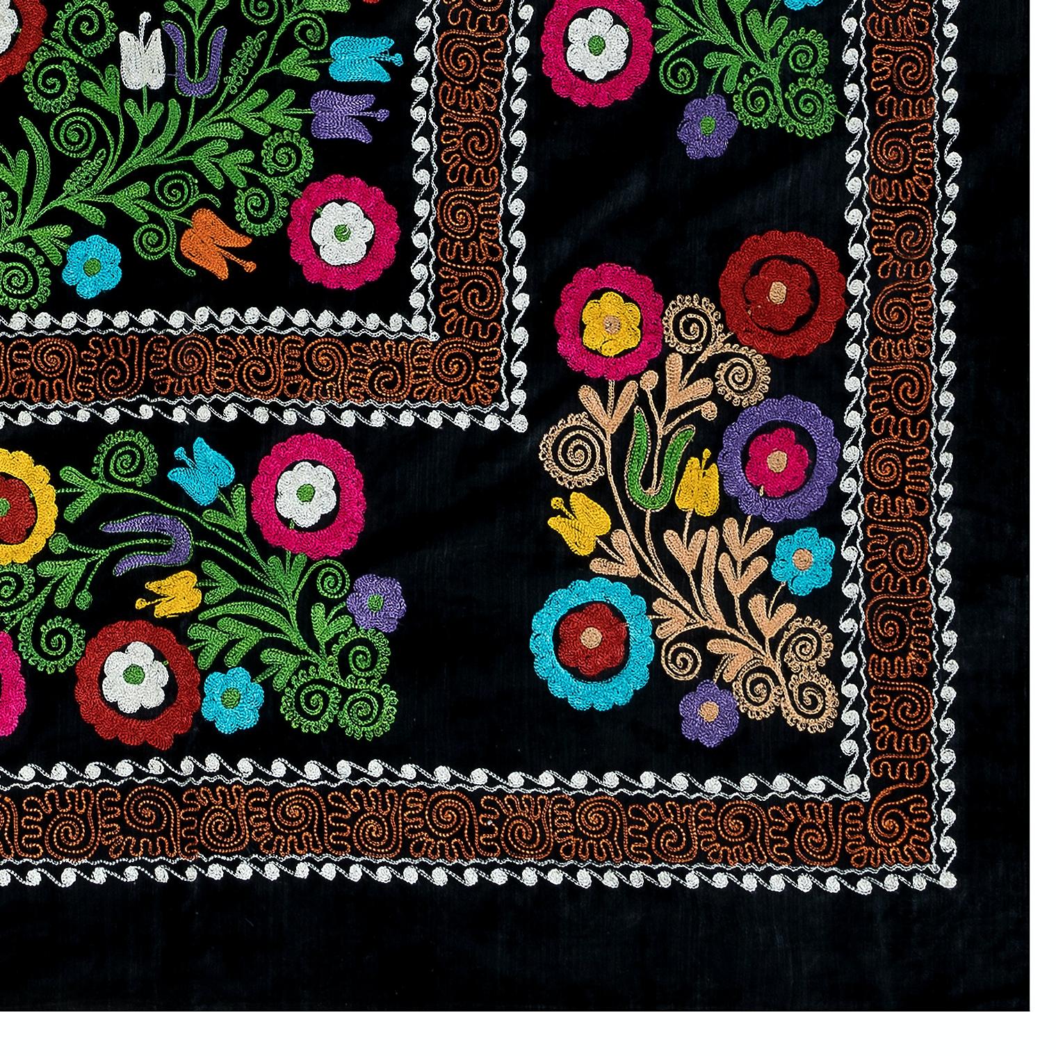 Brodé 4.3x6.8 Ft Silk Embroidery Bed Cover, Black Wall Hanging, Vintage Suzani Throw en vente