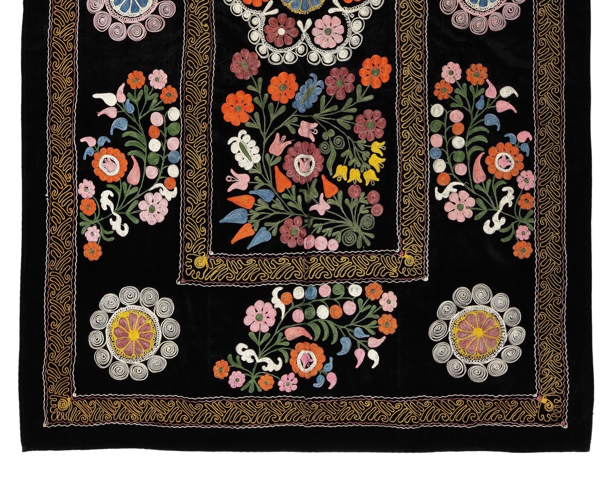 4.3x6.8 Ft Vintage Seidenstickerei Bettdecke, asiatische Suzani Wandbehang in Schwarz (Usbekisch) im Angebot