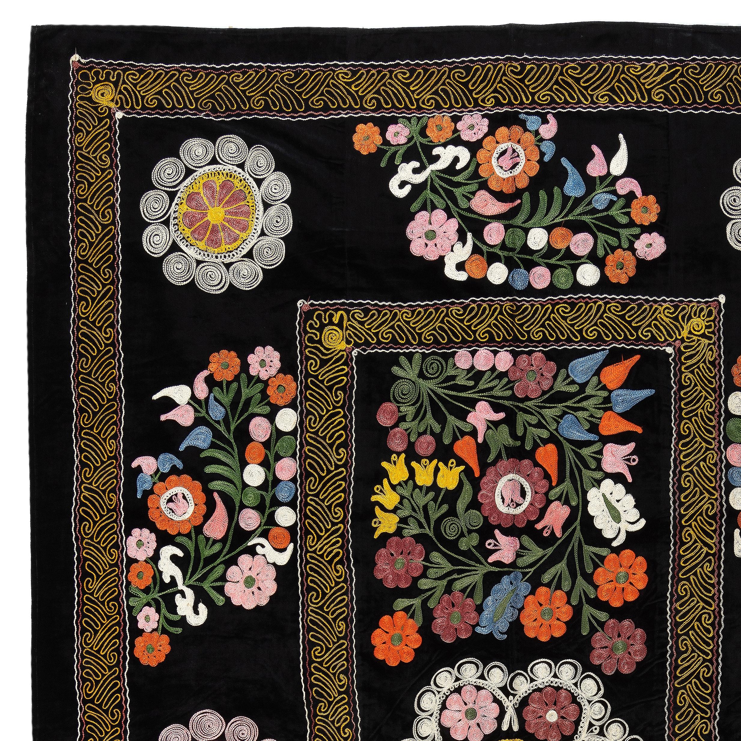 Cubrecama Bordado de Seda Vintage de 4,3x6,8 Pies, Colgante de Pared Suzani Asiático en Negro Uzbeko en venta