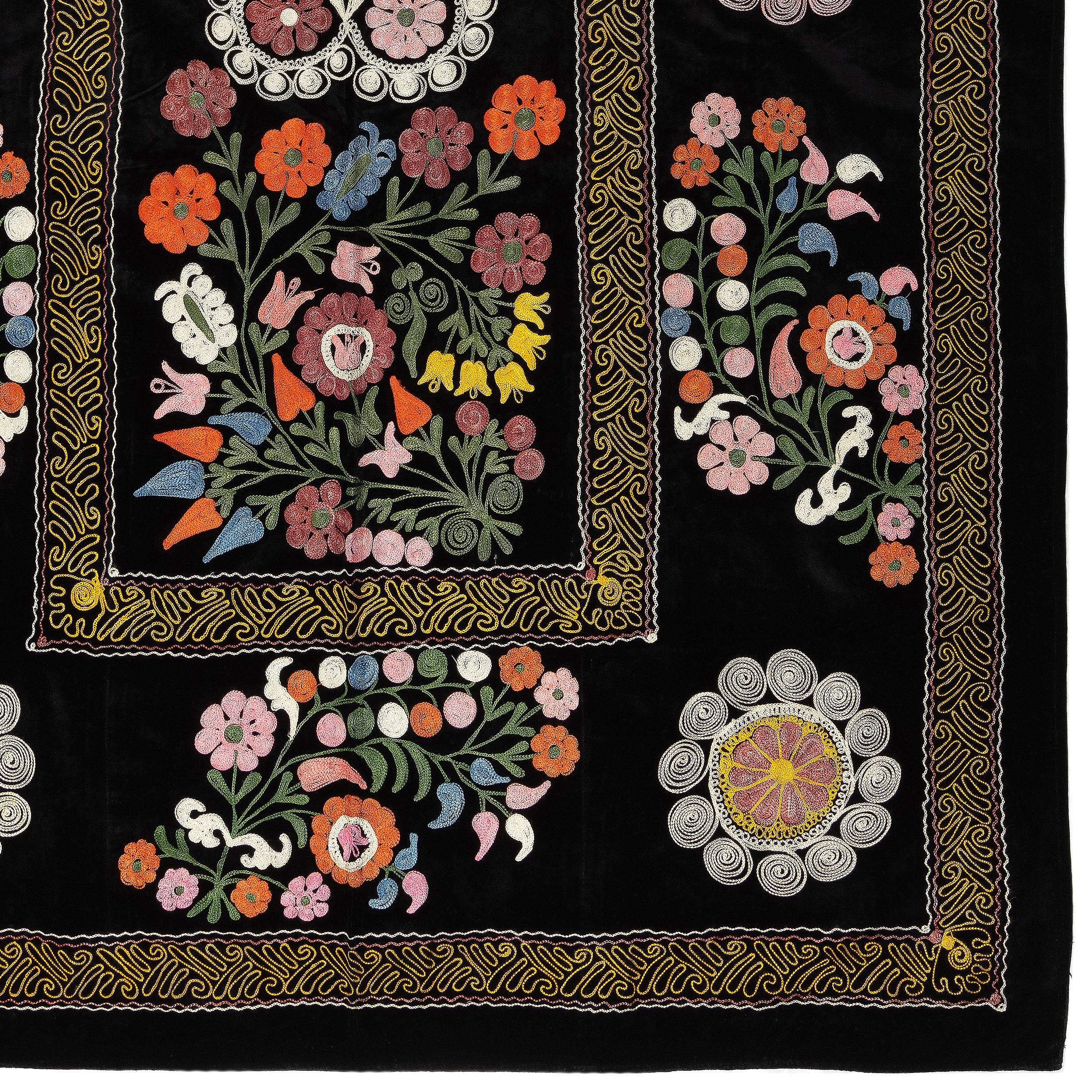 Cubrecama Bordado de Seda Vintage de 4,3x6,8 Pies, Colgante de Pared Suzani Asiático en Negro en Excelente estado para la venta en Spring Valley, NY