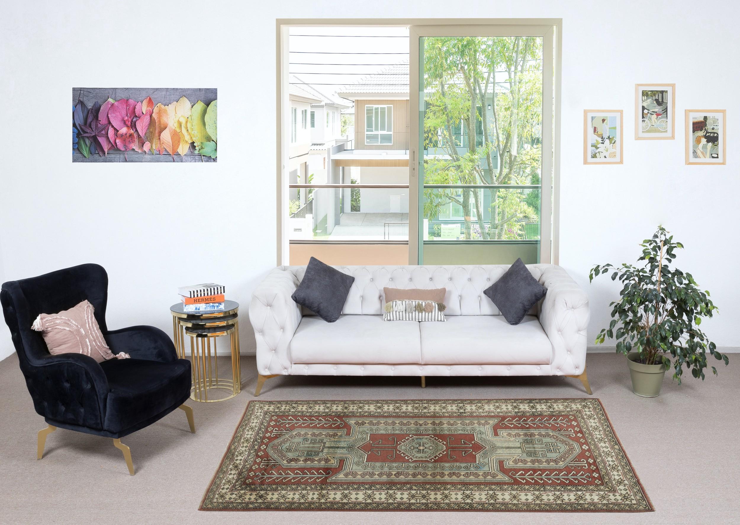 Verleihen Sie Ihrem Zuhause einen Hauch zeitloser Eleganz mit diesem traditionellen, handgeknüpften türkischen Teppich im Vintage-Stil, der aus 100 % hochwertiger Wolle gefertigt ist. Dieses exquisite Stück fängt die Essenz der traditionellen