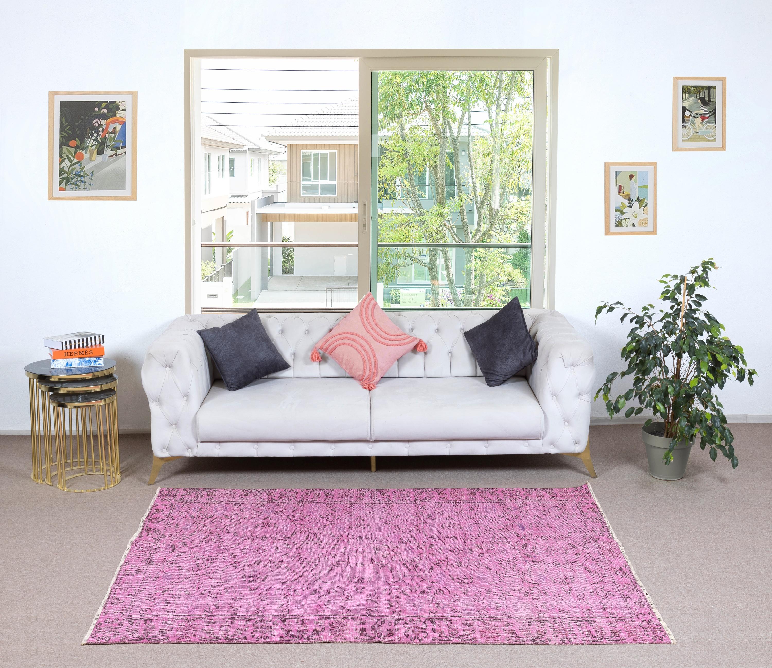 Unsere gefärbten Teppiche sind allesamt handgeknüpfte türkische Vintage-Teppiche, die in unserer Werkstatt sorgfältig restauriert und neu gestaltet wurden, damit sie zu einer breiten Palette von Einrichtungsstilen passen - von modern und