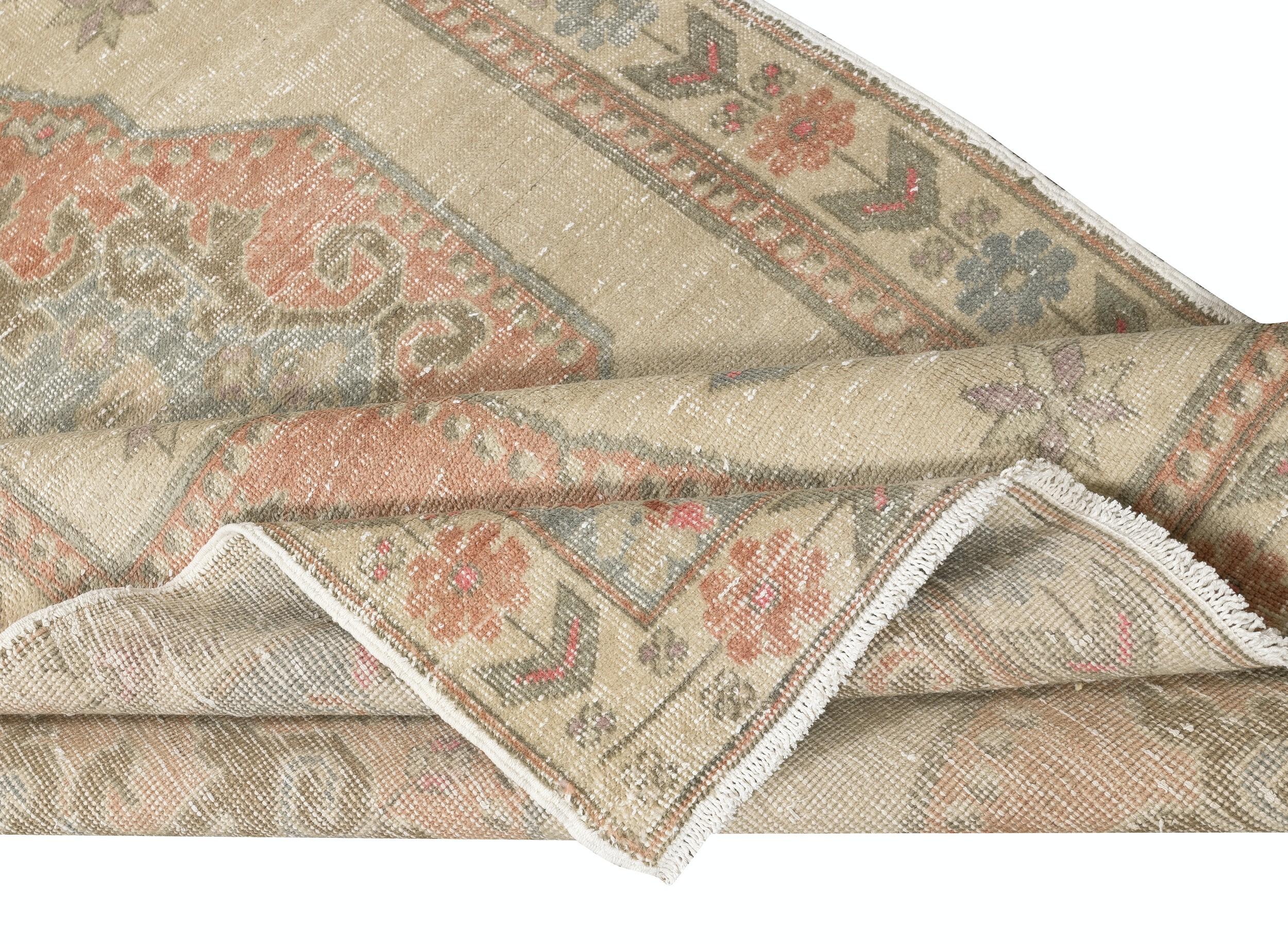 Rustico 4.3x7.4 Ft Un esemplare unico di tappeto turco vintage fatto a mano con design a medaglione in vendita
