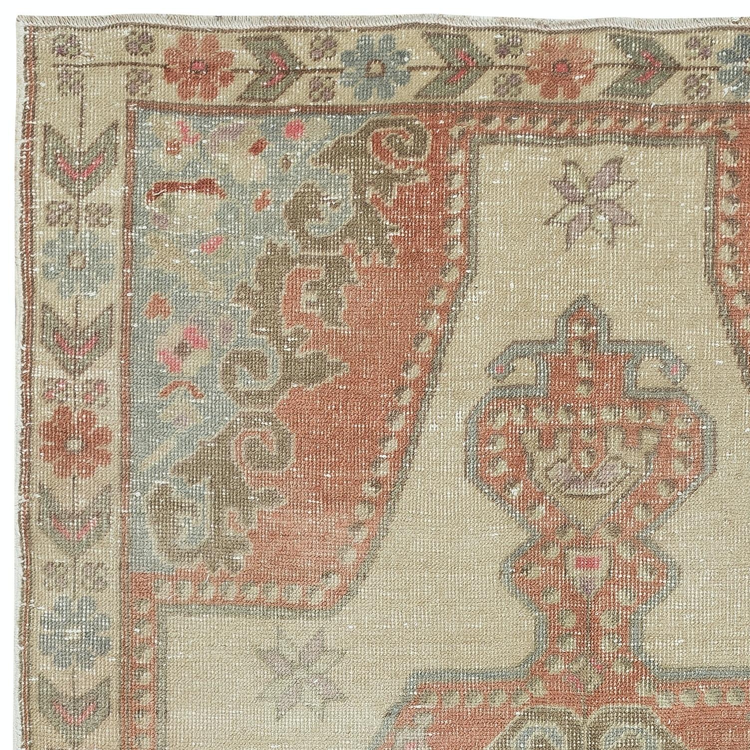 Turco 4.3x7.4 Ft Un esemplare unico di tappeto turco vintage fatto a mano con design a medaglione in vendita
