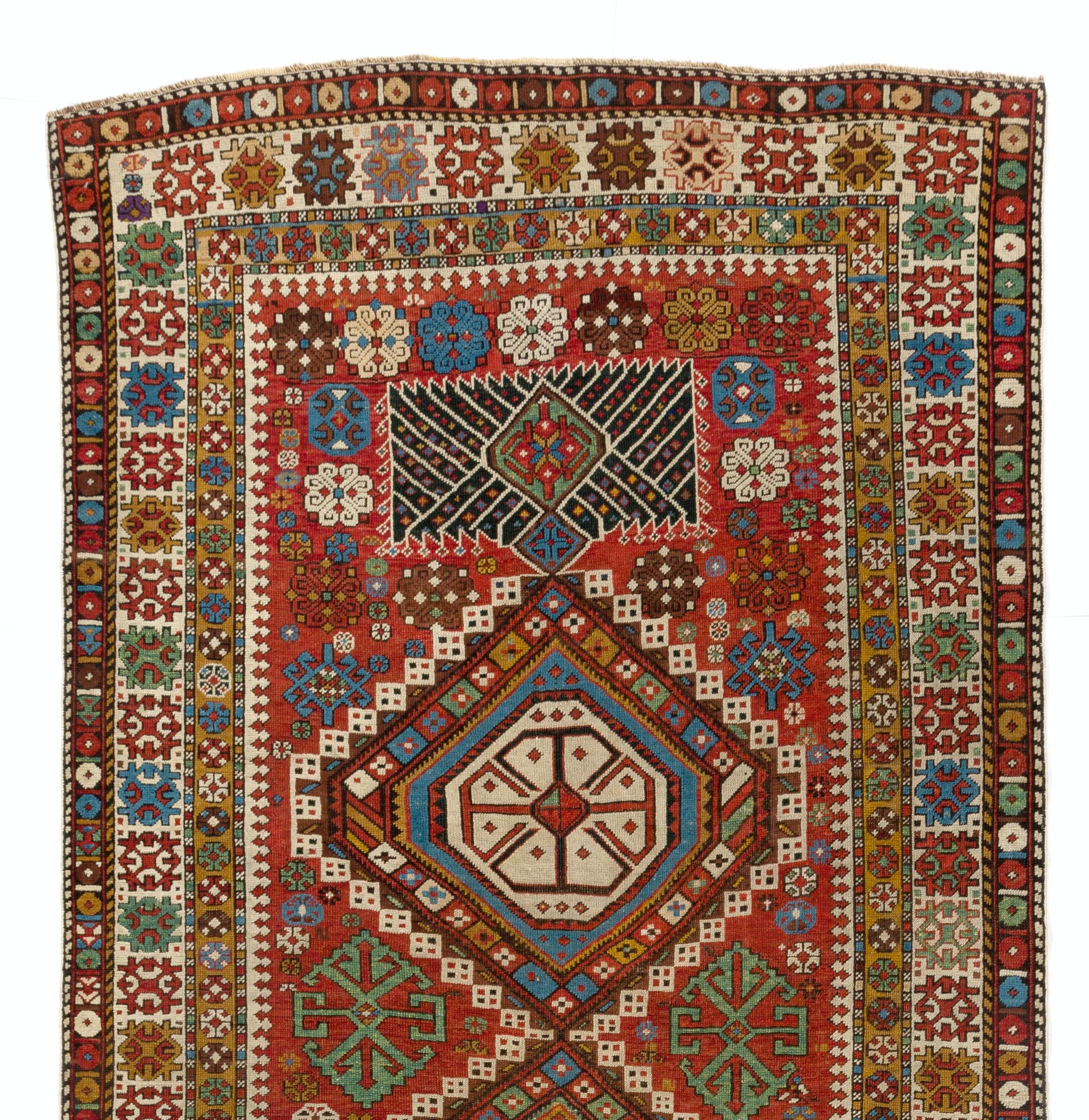 Ancien tapis caucasien de Shirvan, vers 1875. 
Le tapis a des poils de laine moyens sur une base de laine. Il est en très bon état et a été nettoyé par des professionnels.
