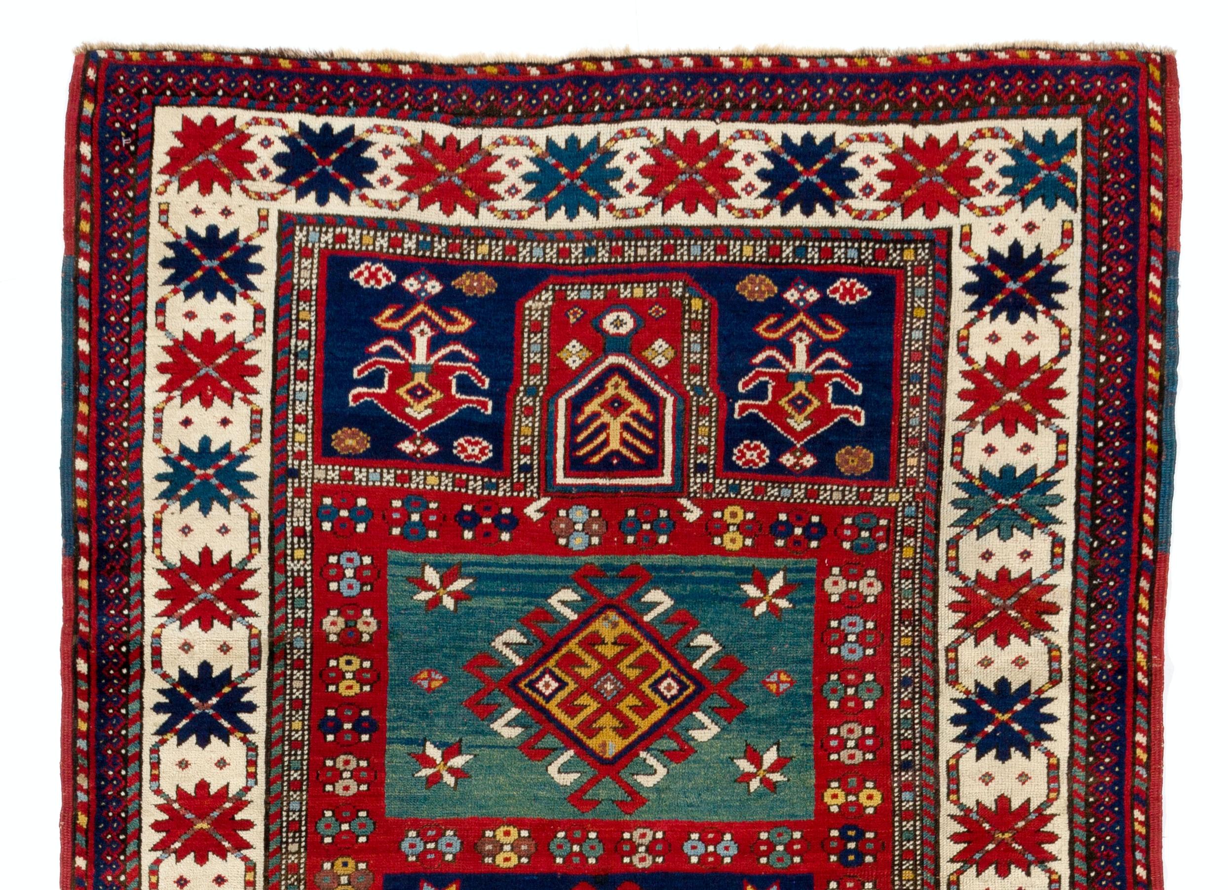 Un ancien tapis caucasien Kazak. Finement noué à la main avec un poil de laine moyen et régulier sur une base de laine. Très bon état d'origine. Robustes et aussi propres qu'un tapis neuf (lavés en profondeur par des professionnels). 
Taille : 4.3 x