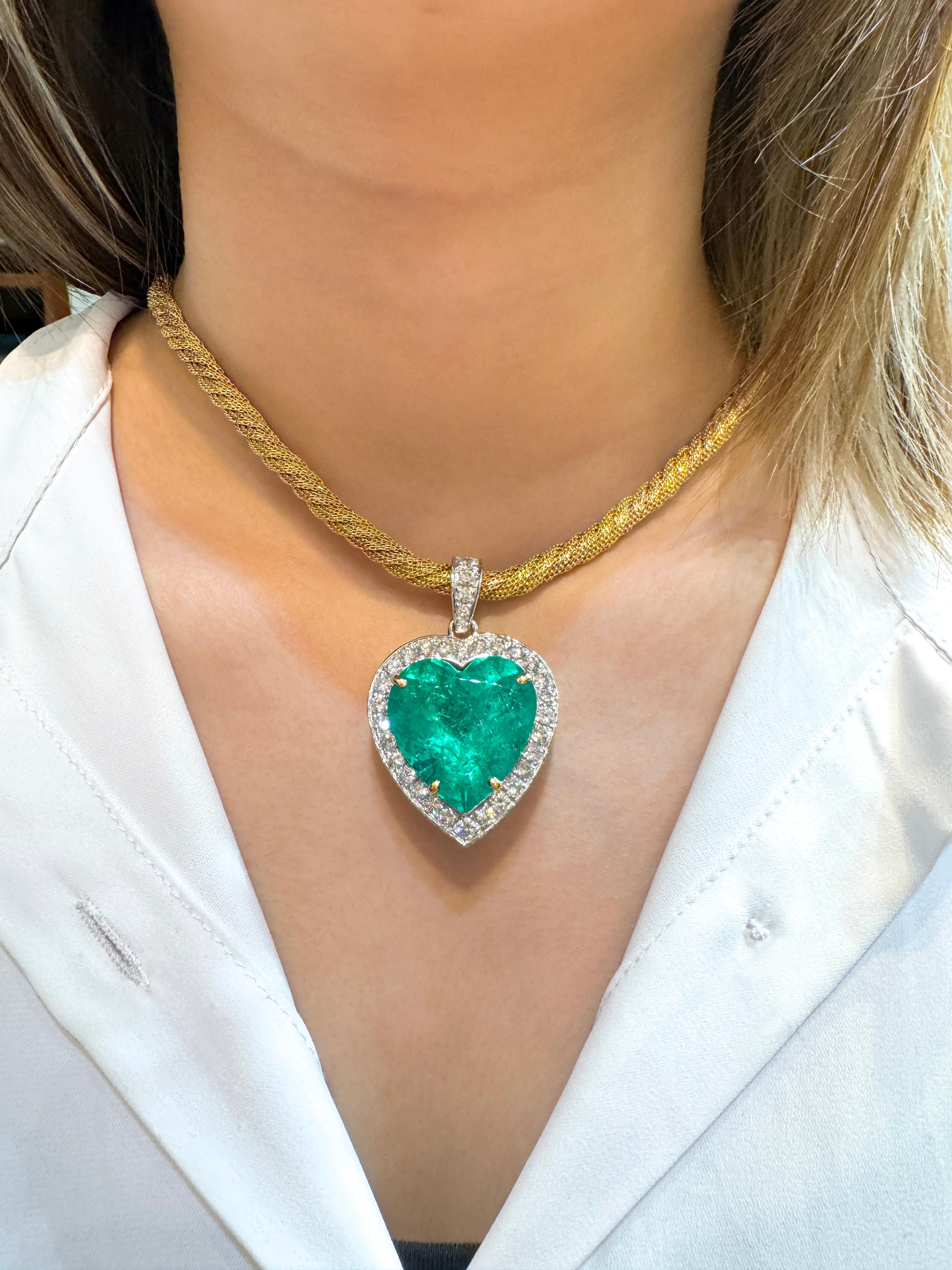 44 Carat Heart Shaped Green Emerald Pendant with Diamond Side Stone in 18K Gold  For Sale 3