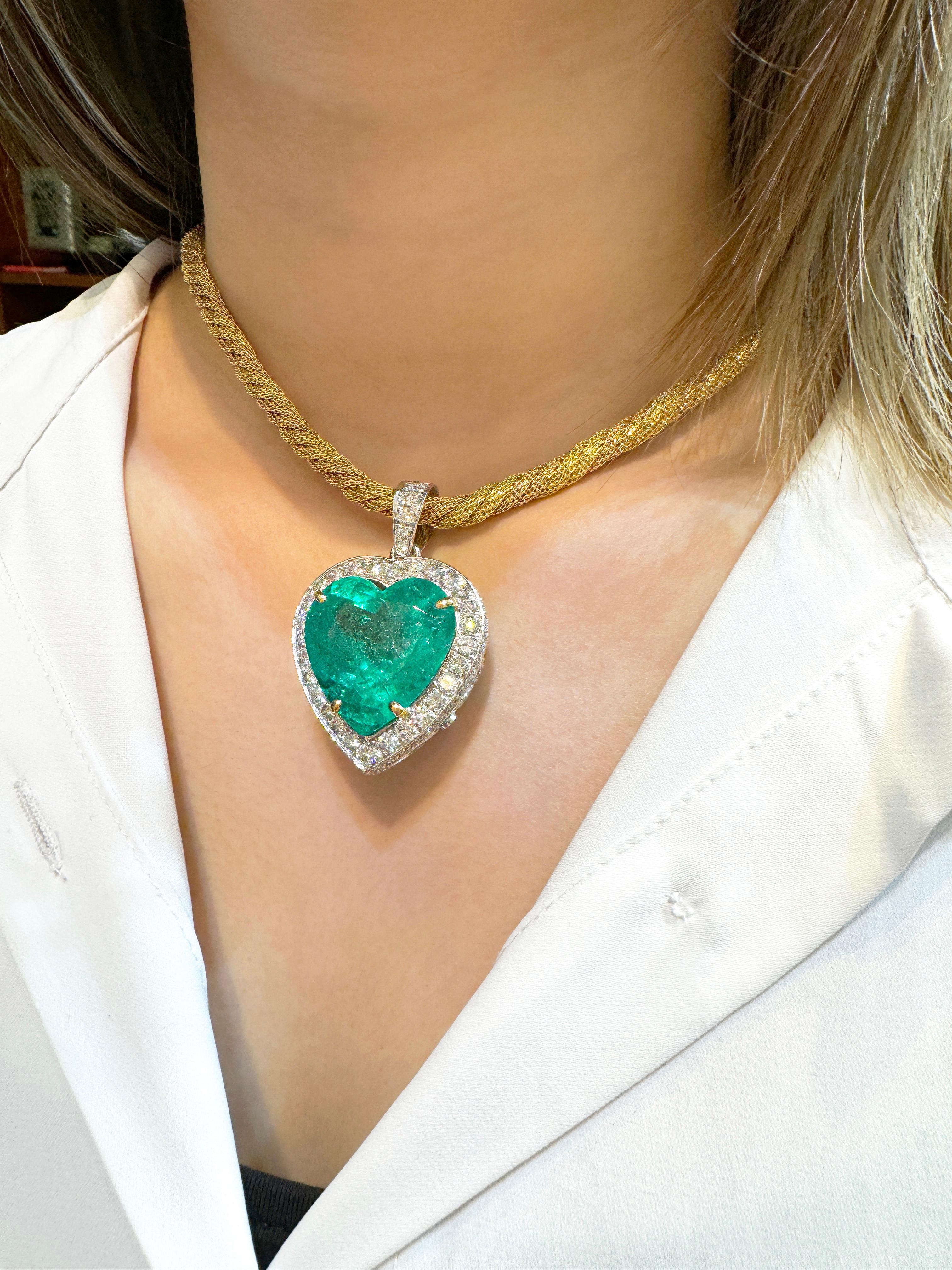 44 Carat Heart Shaped Green Emerald Pendant with Diamond Side Stone in 18K Gold  For Sale 2