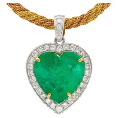Pendentif émeraude verte en forme de cœur de 44 carats avec pierre latérale en diamants en or 18 carats 