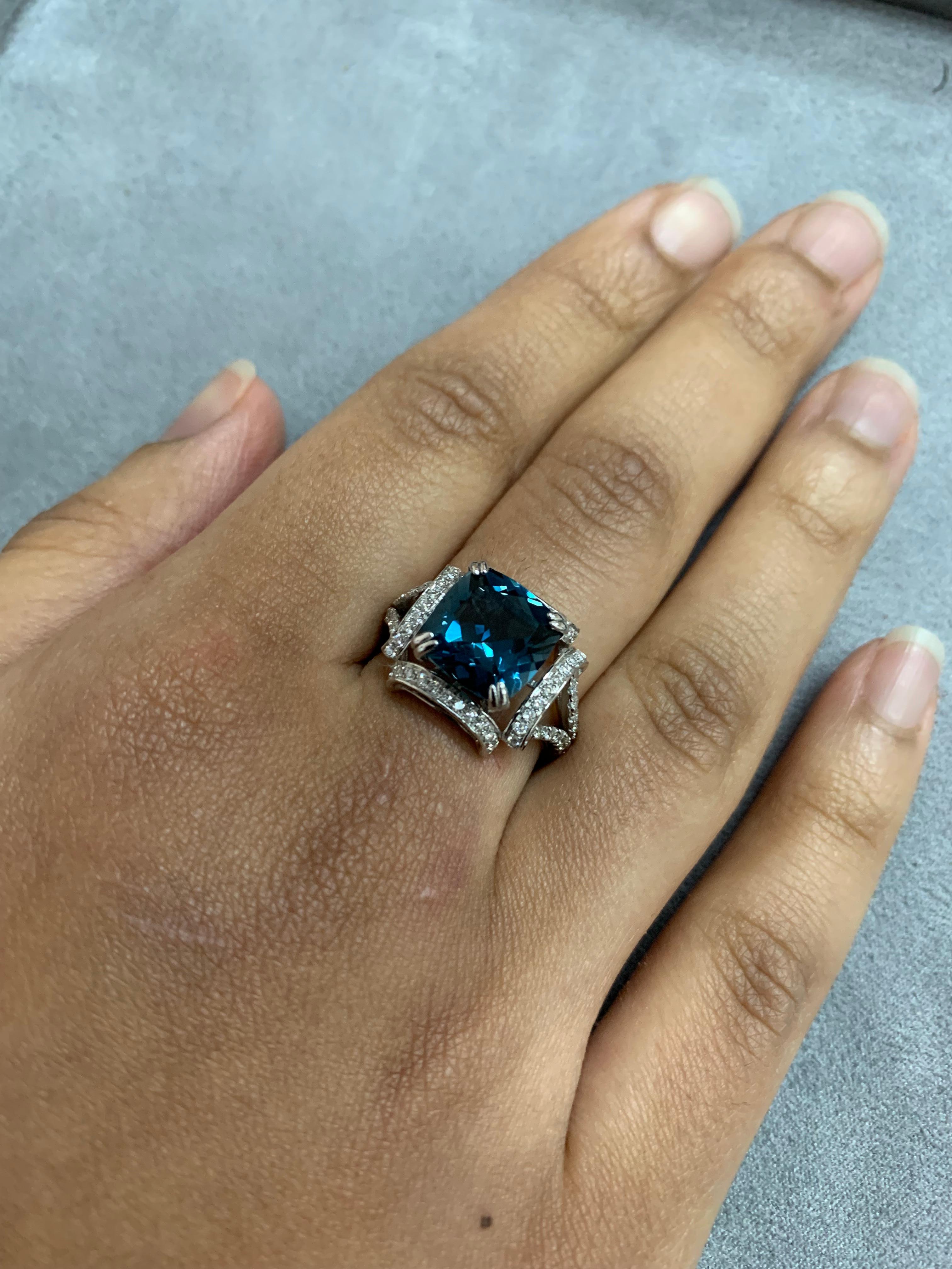 Contemporary 4.4 Carat London Blue Topaz Ring with Diamond in 18 Karat White Gold For Sale