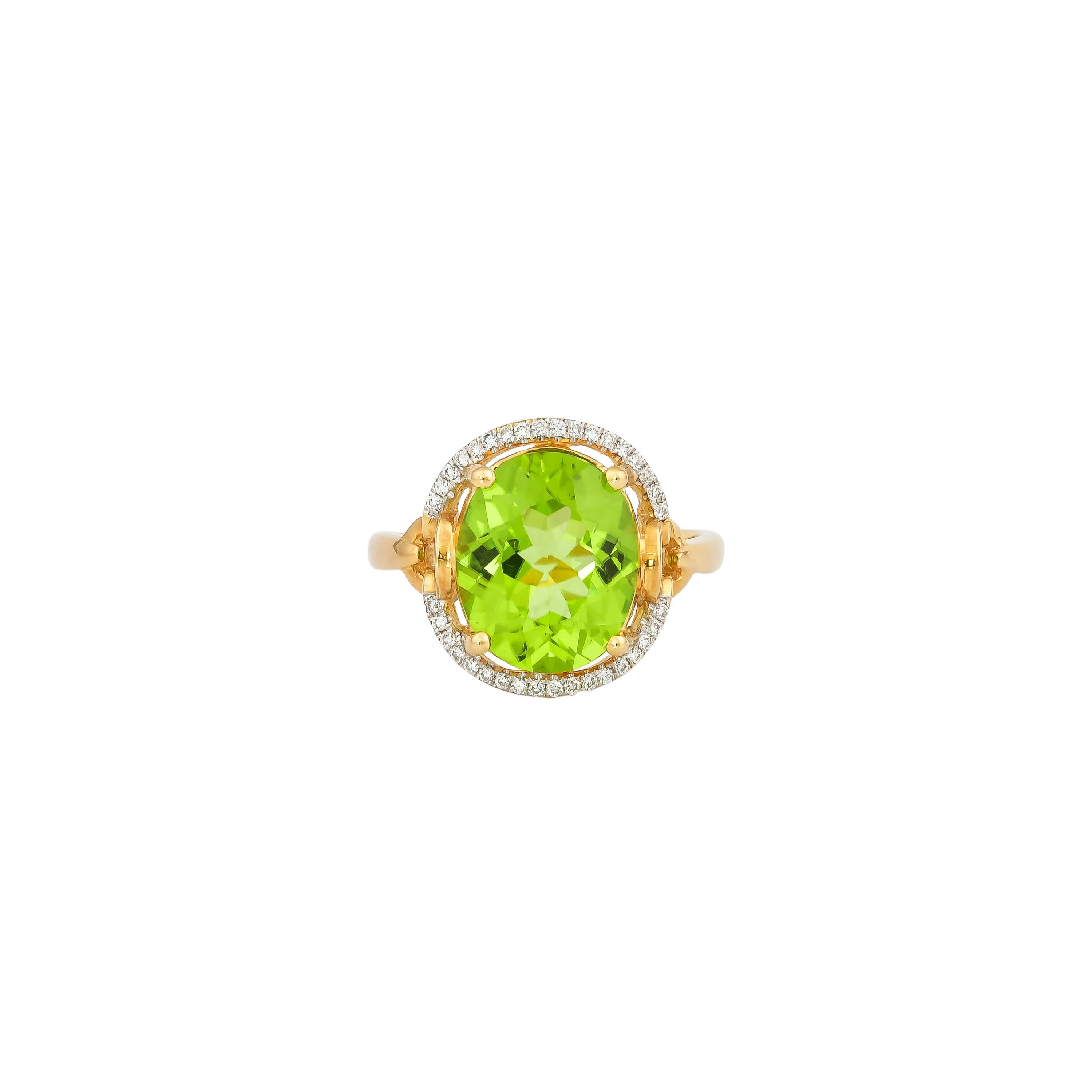 Contemporary 4.4 Carat Peridot and Diamond Ring in 18 Karat Yellow Gold For Sale
