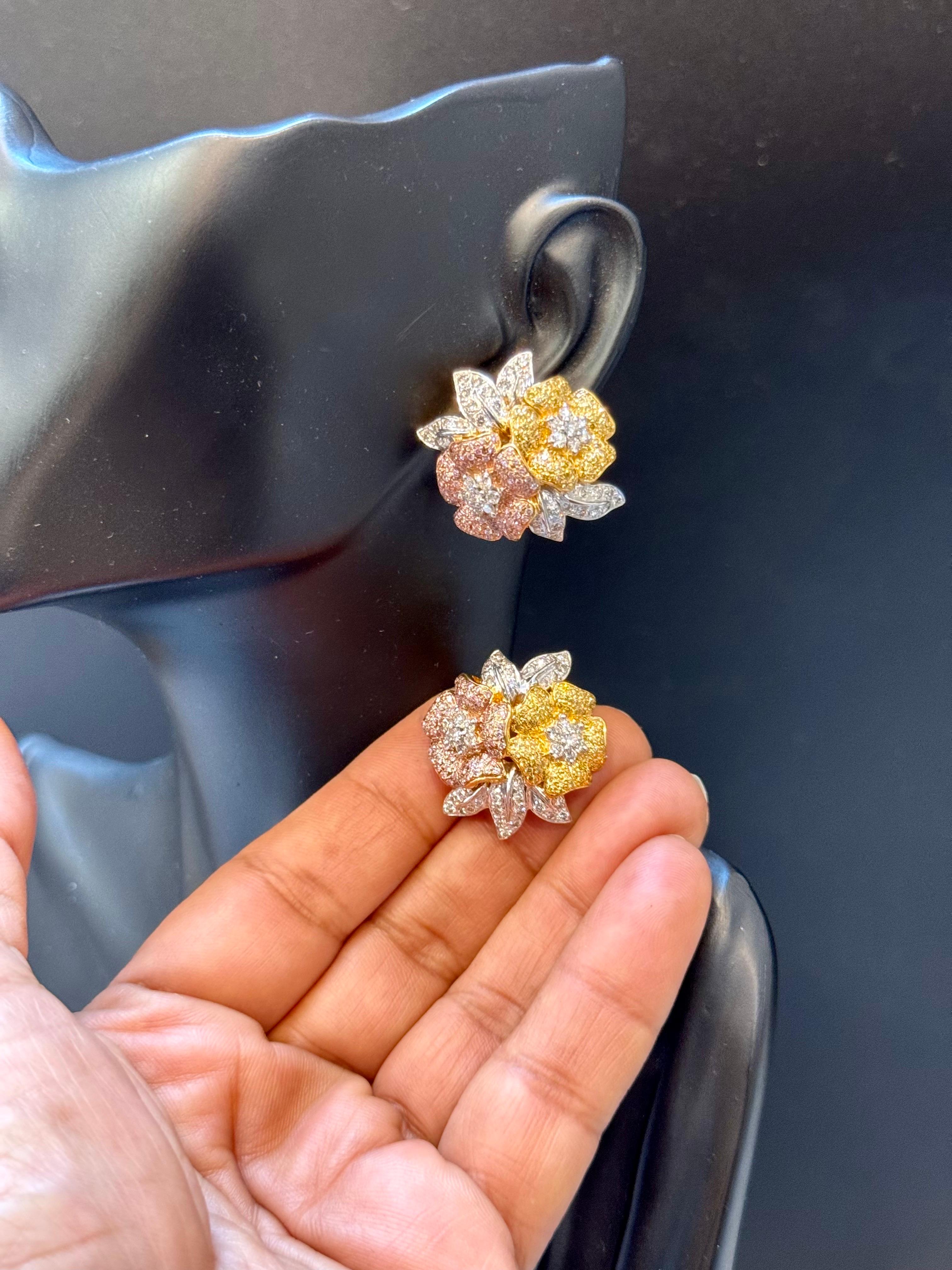 4.4 Karat natürliche Fancy Color Diamant-Blumen-Ohrringe aus 18 Kt mehrfarbigem Gold  (Rundschliff) im Angebot