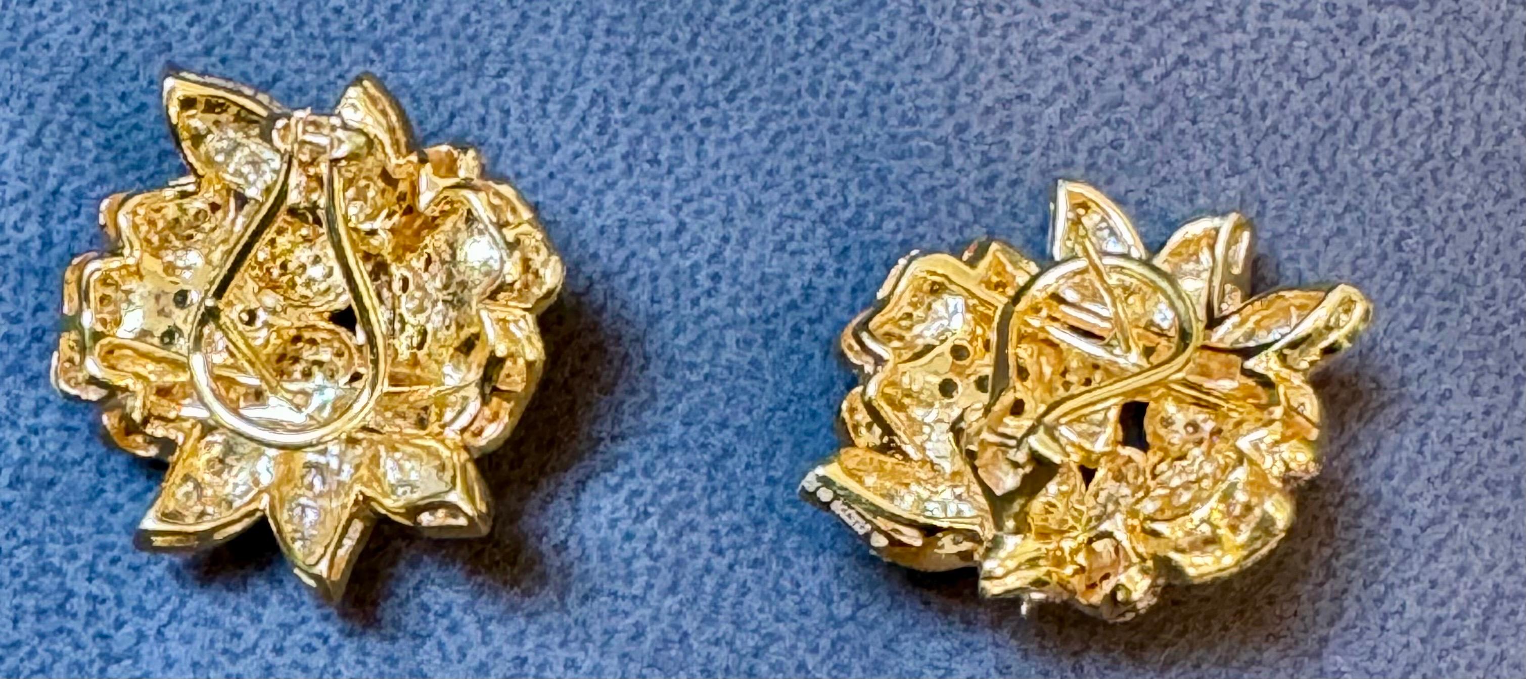 4.4 Karat natürliche Fancy Color Diamant-Blumen-Ohrringe aus 18 Kt mehrfarbigem Gold  Damen im Angebot
