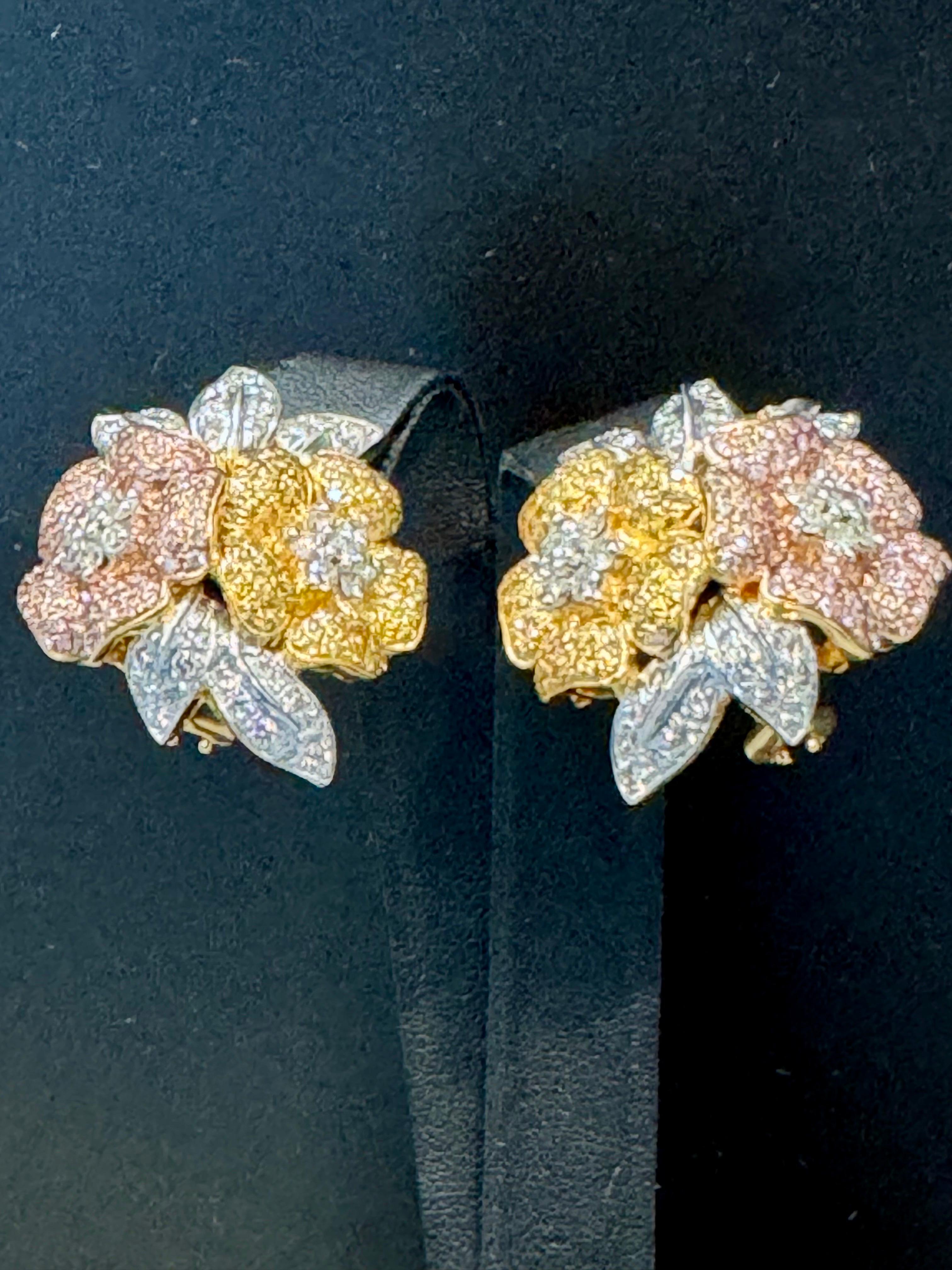 4.4 Karat natürliche Fancy Color Diamant-Blumen-Ohrringe aus 18 Kt mehrfarbigem Gold  im Angebot 1