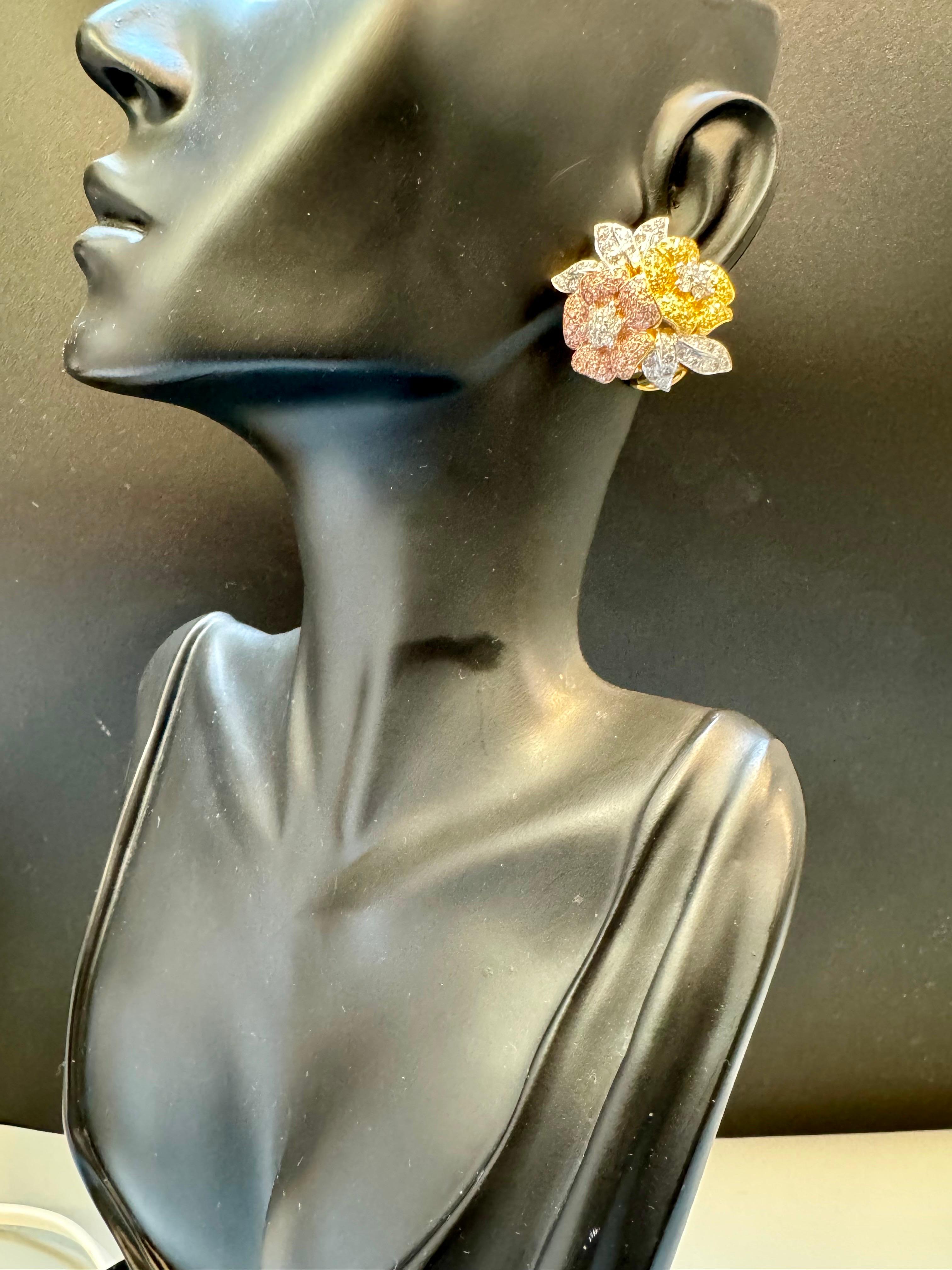 4.4 Karat natürliche Fancy Color Diamant-Blumen-Ohrringe aus 18 Kt mehrfarbigem Gold  im Angebot 3