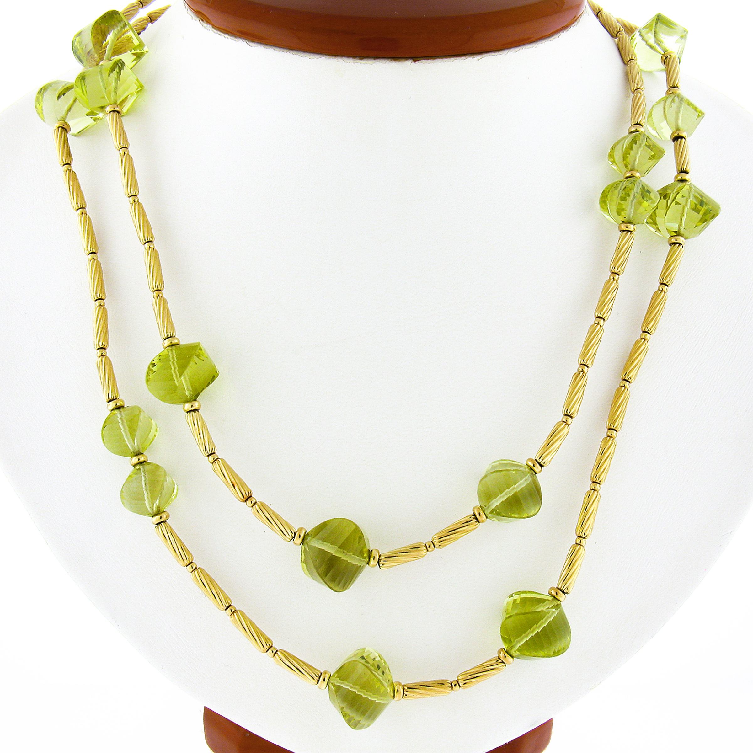 Ecco una bellissima collana disegnata da David Yurman e realizzata in oro giallo massiccio 18 carati. Questa lunga collana è infilata in bellissime maglie d'oro testurizzate e presenta diverse stazioni di perle di quarzo limone tagliate a gradini