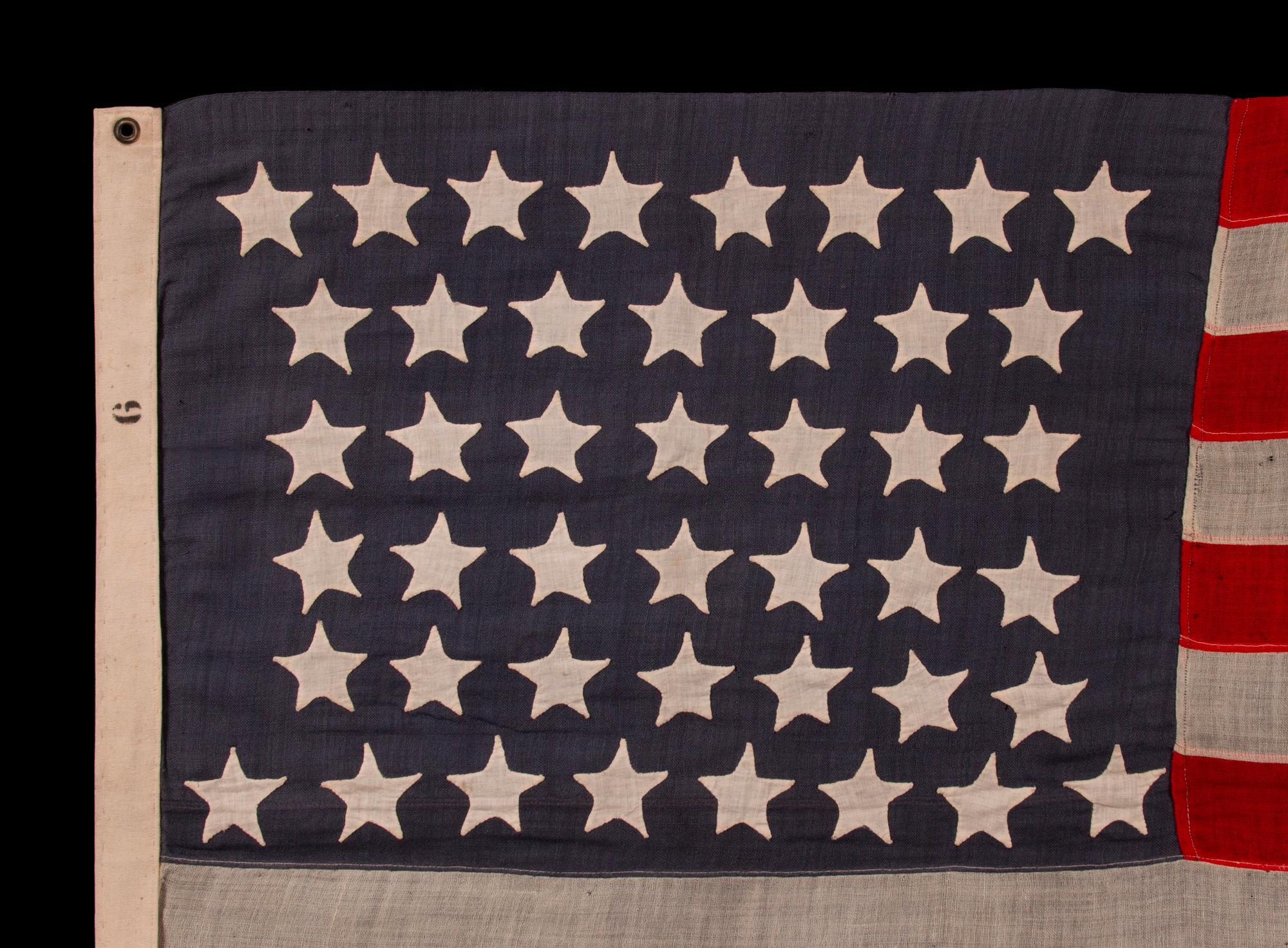 DRAPEAU AMÉRICAIN ANTIQUE À 44 ÉTOILES AVEC UNE DISPOSITION EN SABLIER SUR UN CANTON BLEU POUSSIÈRE ; REFLÈTE L'ÉPOQUE OÙ LE WYOMING ÉTAIT L'ÉTAT LE PLUS RÉCENT À REJOINDRE L'UNION, 1890-1896

Le Wyoming a été admis comme 44e État le 10 juillet