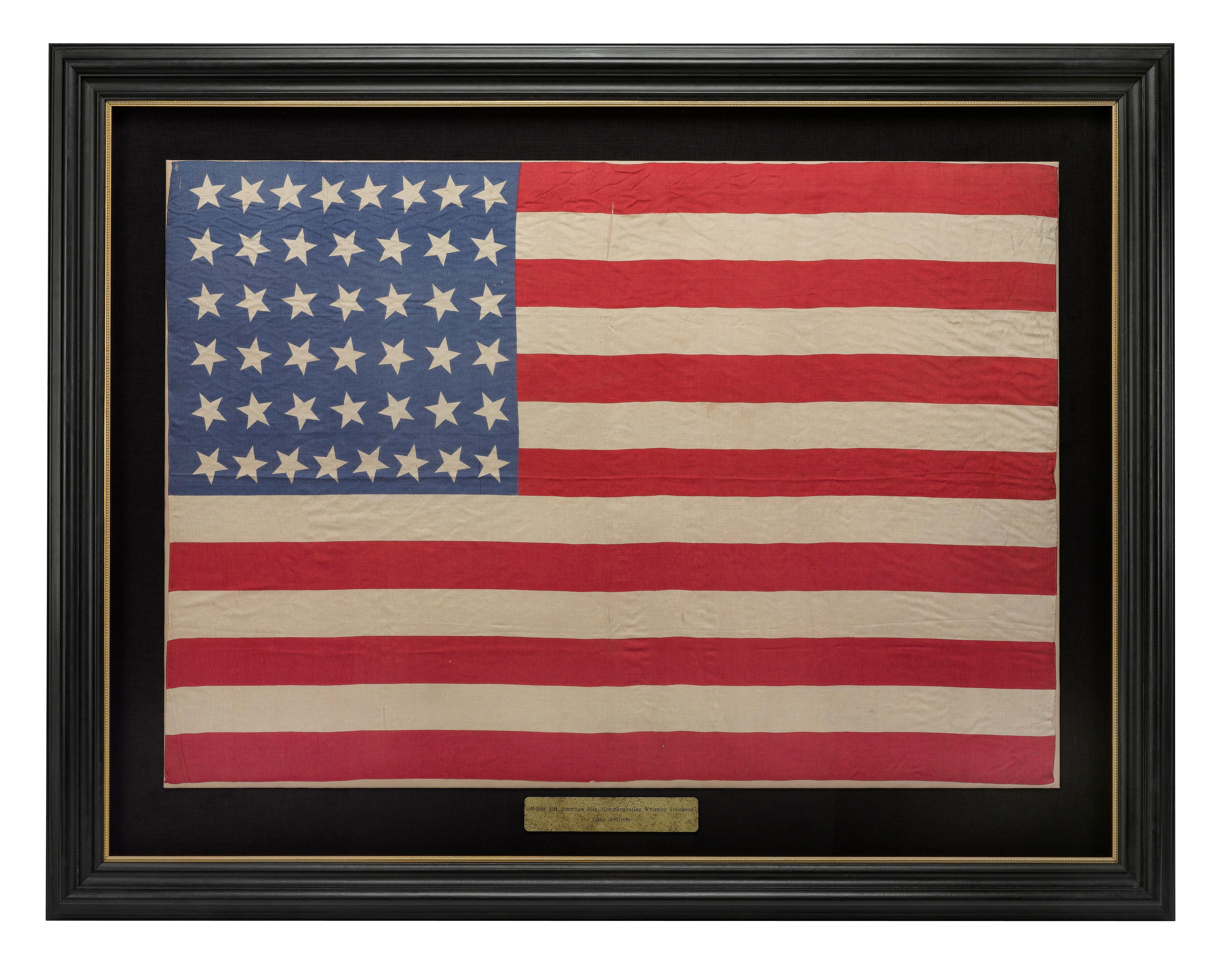 Il s'agit d'un drapeau américain à 44 étoiles en soie, commémorant l'accession à l'État du Wyoming. Le drapeau date de 1890-1896. Le drapeau présente une configuration d'étoiles 