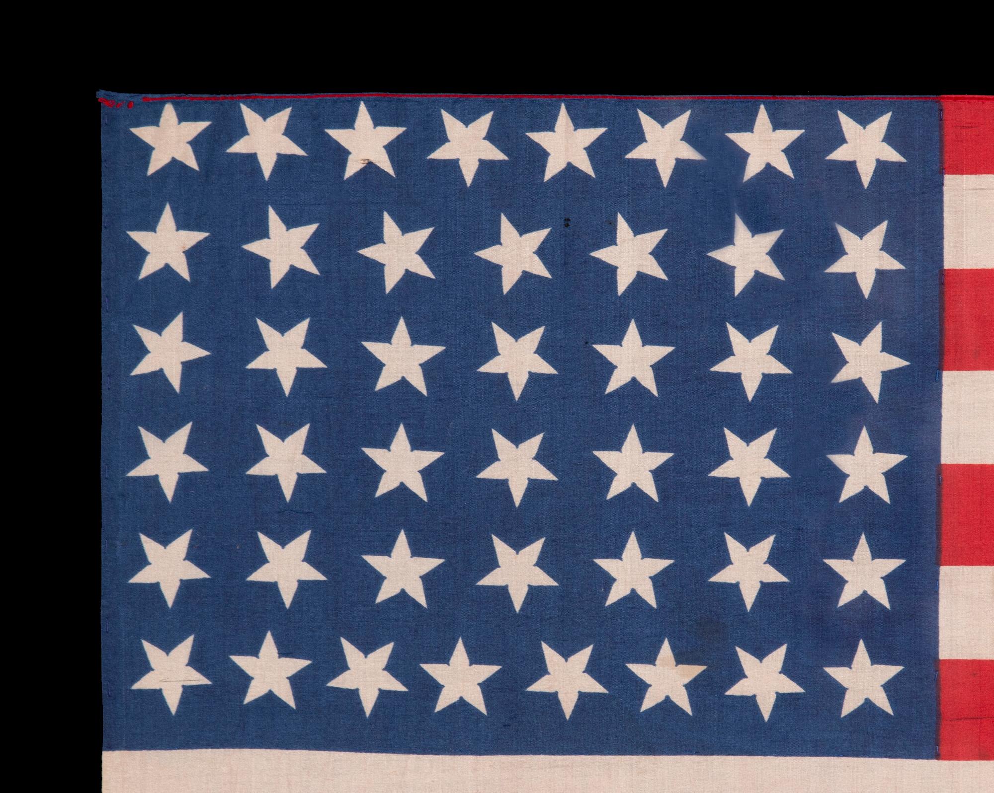 44 STERNE IN GERICHTETEN REIHEN, MIT VERSCHIEDENEN STERNENPOSITIONEN, AUF EINER ALTEN AMERIKANISCHEN FLAGE AUS SEIDE MIT STRAHLENDEN FARBEN, DIE DIE STAATSANGEHÖRIGKEIT VON WYOMING WIEDERGEBEN, ca. 1890-1896

Amerikanische Paradeflagge mit 44