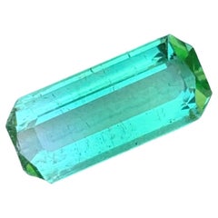 Tourmaline naturelle vert menthe non sertie de 4,40 carats de forme baguette d'Afghanistan