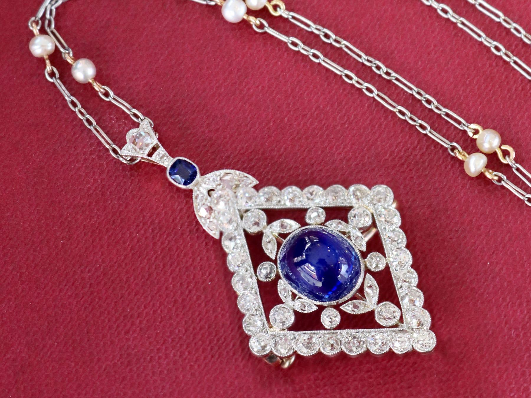 Cabochon Zaffiro basaltico da 4,40 carati Ciondolo / Spilla con diamanti e perle da 3,14 carati in vendita