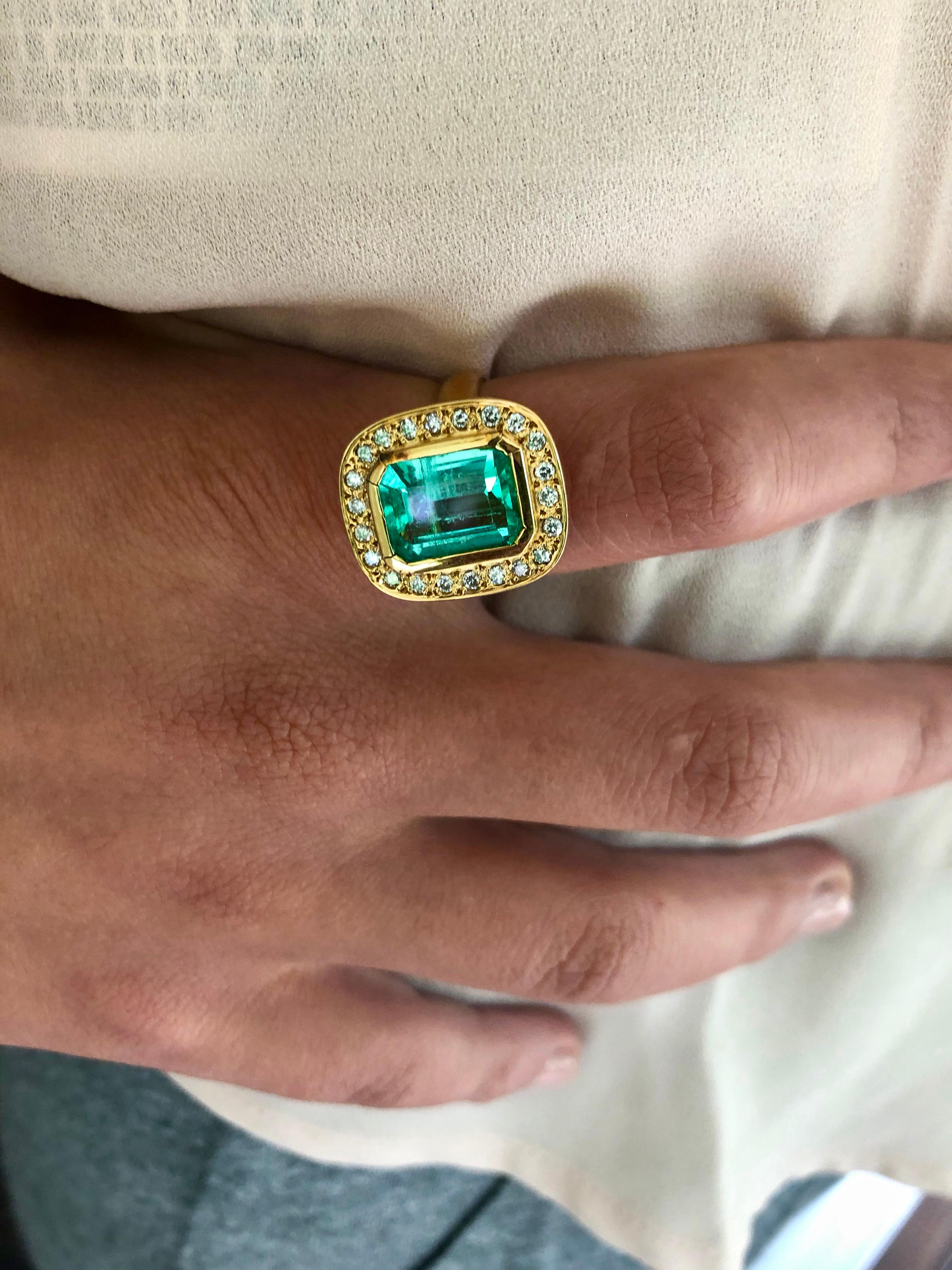 Taille émeraude Bague en or 18 carats avec diamants taille émeraude colombienne de 4,40 carats en vente