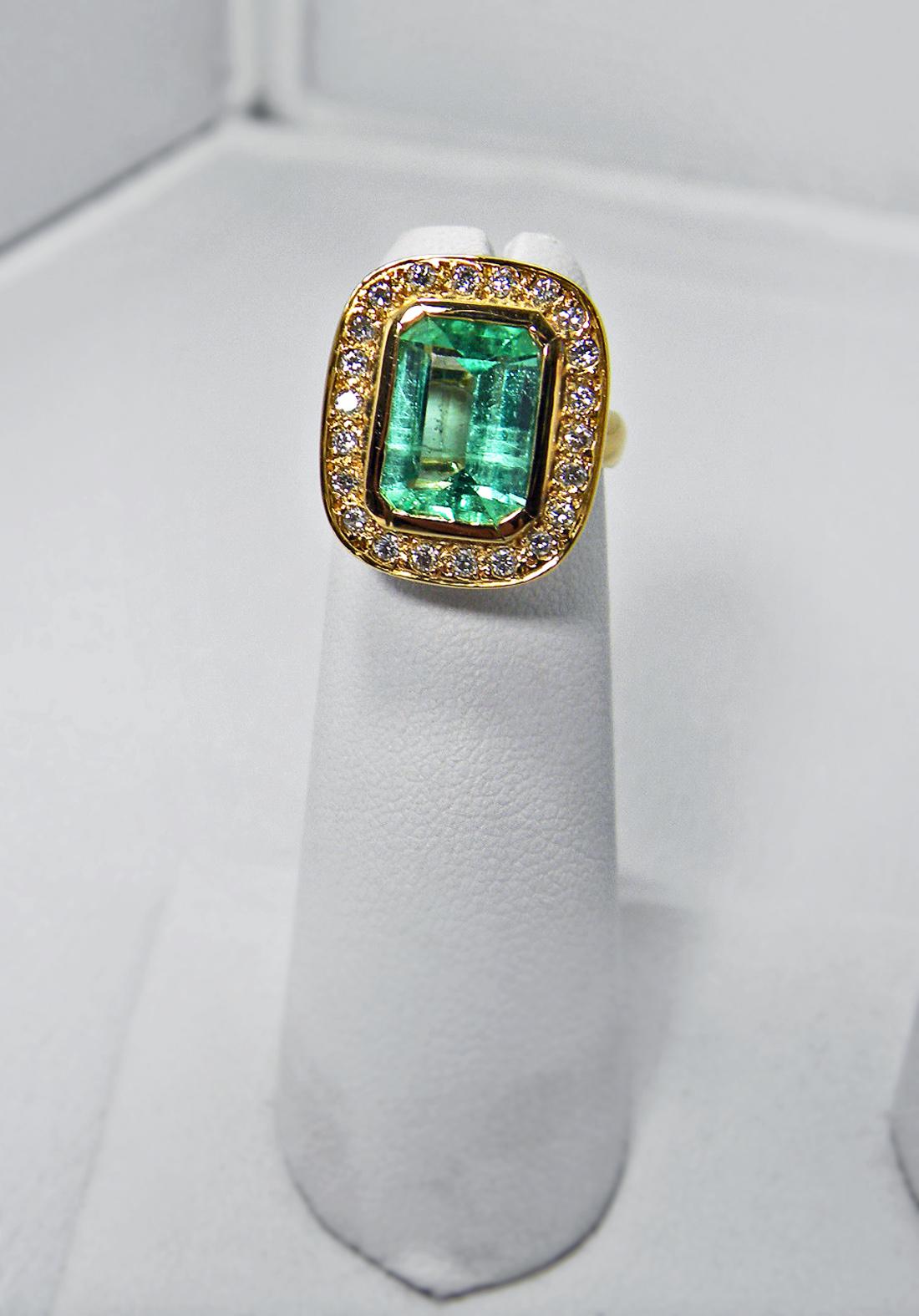 Bague en or 18 carats avec diamants taille émeraude colombienne de 4,40 carats Pour femmes en vente
