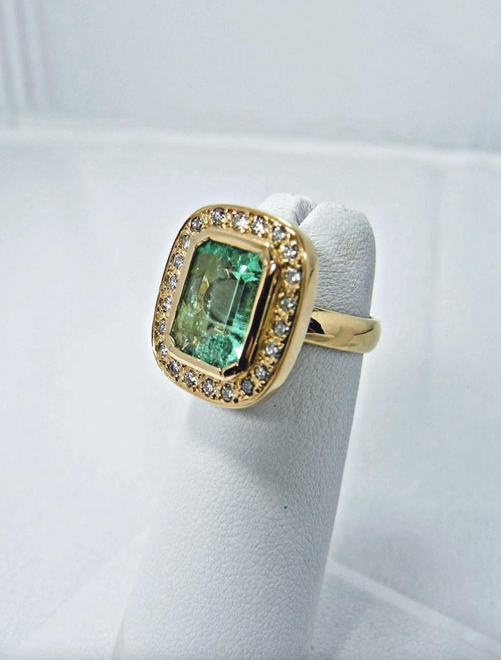 Art Deco 4.40 Carat Emerald Cut Colombian Emerald Diamond Halo Ring 18 Karat Gold For Sale