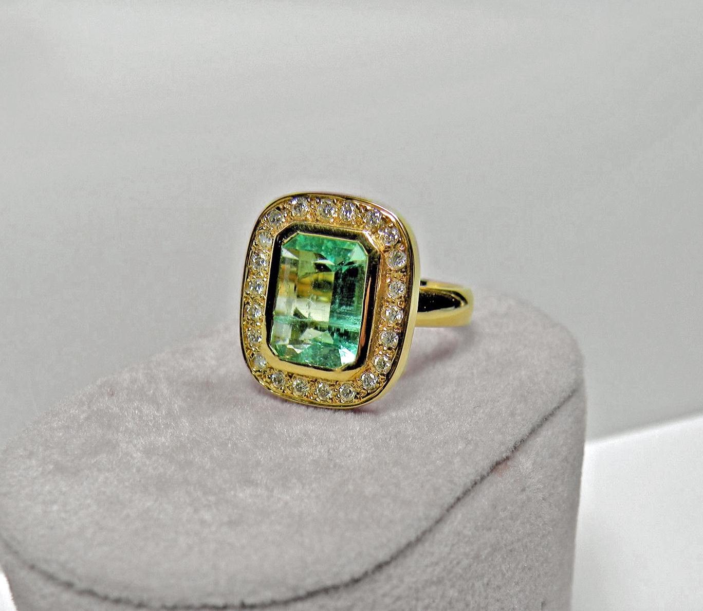 4.40 Carat Emerald Cut Colombian Emerald Diamond Halo Ring 18 Karat Gold For Sale 1