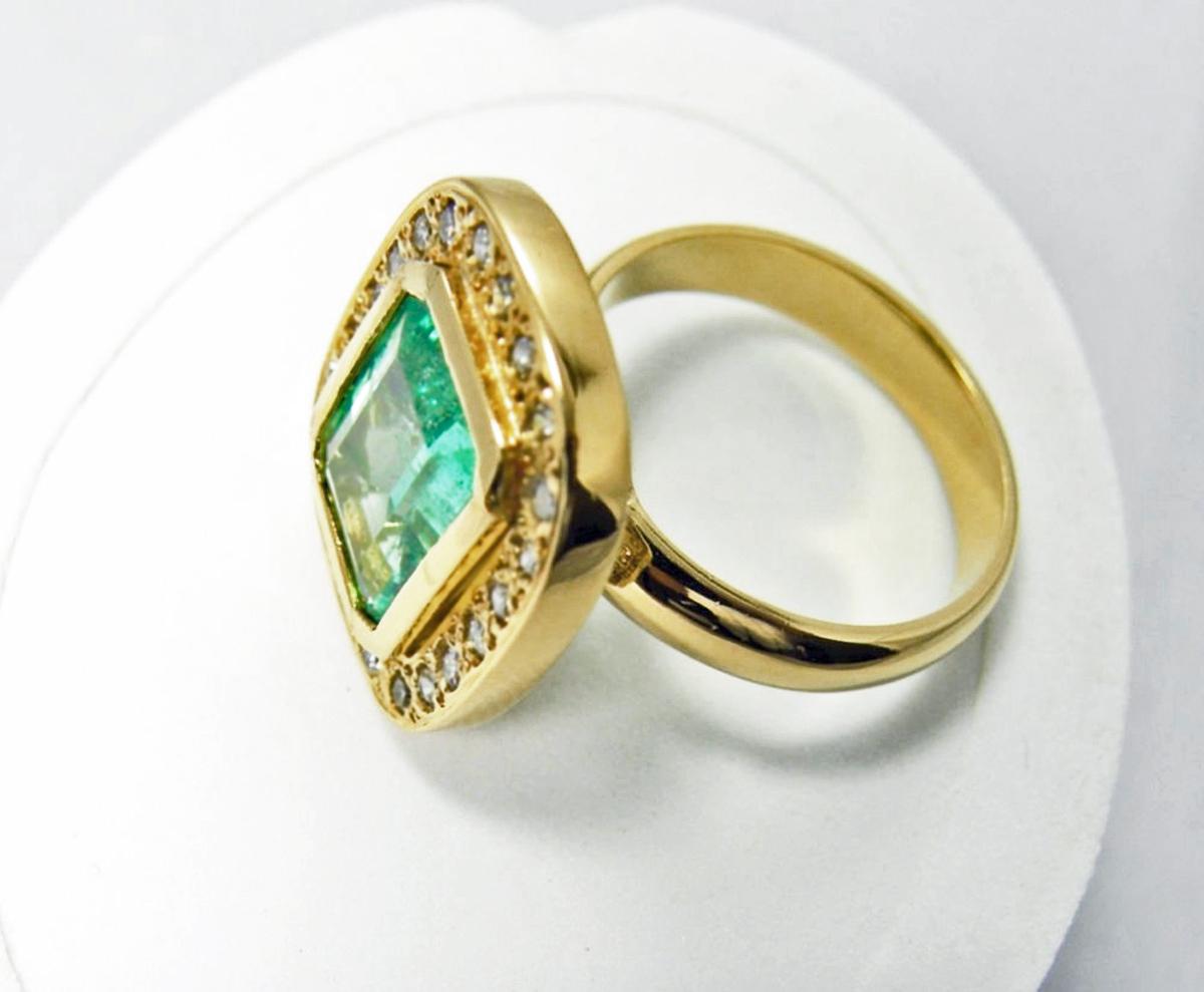 4.40 Carat Emerald Cut Colombian Emerald Diamond Halo Ring 18 Karat Gold For Sale 2