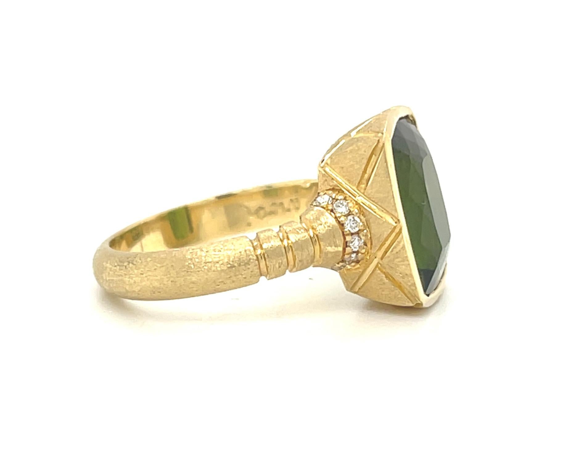 Artisan Green Tourmaline and Diamond Ring in 18k Yellow Gold, 4.40 Carats For Sale