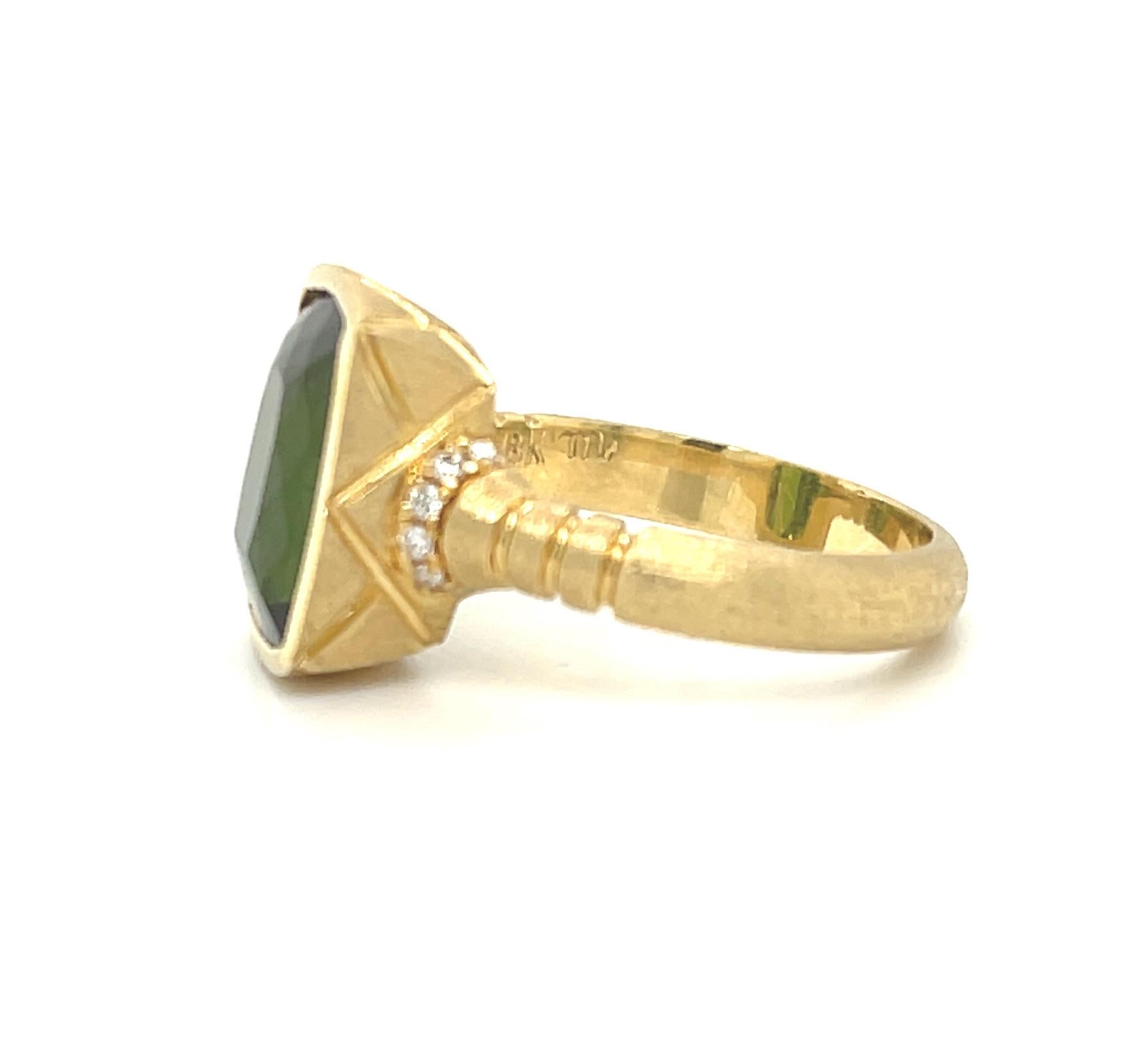Green Tourmaline and Diamond Ring in 18k Yellow Gold, 4.40 Carats In New Condition For Sale In Los Angeles, CA